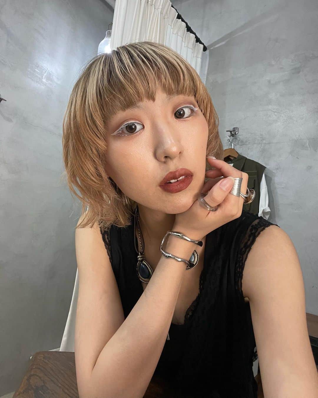 RINのインスタグラム：「・ やっぱり白マスカラに白ラインが1番しっくり。 最近ベージュのハイライトが好きです。 さて7月もORFEOと共によろしゅう☺︎」