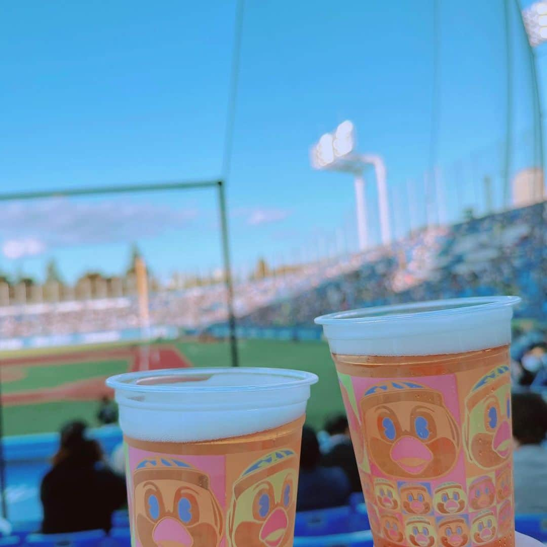 渥美友里恵のインスタグラム：「初の神宮球場⚾️ 中学生の時に甲子園に行って以来の 野球観戦でした！  晴れている青空は綺麗だし つば九郎は丸くてかわいいし 応援傘も振れたー🥳  もちろん生で見る試合は熱かったです！！！楽しい！  あと… 球場で飲む冷えたビールは 最高に最高に美味しかったなぁ🍻  また行きたい☺︎  #仲良し友だちねえさんと観戦 #誘ってくれてありがとうです♡ #帰りにかわいいクッキープレゼントしてくれました #嬉しい #つば九郎  #つばみちゃん  #かわいい #野球観戦 #神宮球場」