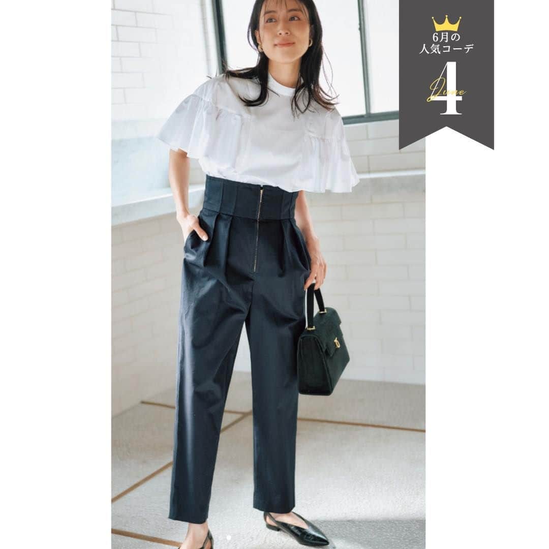 VERY編集部さんのインスタグラム写真 - (VERY編集部Instagram)「インスタで、ほぼ毎日更新している #VERYほぼ毎日コーデ ✨  6月の人気コーデTOP５をご紹介☺️  ✔定番のボーダートップス×個性派パンツの旬コーデ ✔エルメスのきれいめサンダルコーデ ✔シャツの巻き方にこなれ感漂うキャミ＆パンツコーデ ✔ハイウエストの撥水タックパンツコーデ ✔透け前提のクロップドインナーコーデ  これから続く暑い日に取り入れたい アイテムやコーデに人気が集まりました🏖️  みなさんのお気に入りコーデはありましたか？ 来月もお楽しみに💓  #今日のコーデ #今日の服 #コーデ #outfit #ママコーデ  #VERY編集部 #VERYweb #VERY  #VERYほぼ毎日コーデ月間人気発表 #6月  #笹川友里 #近藤千尋 #優木まおみ」7月3日 20時30分 - veryweb.jp