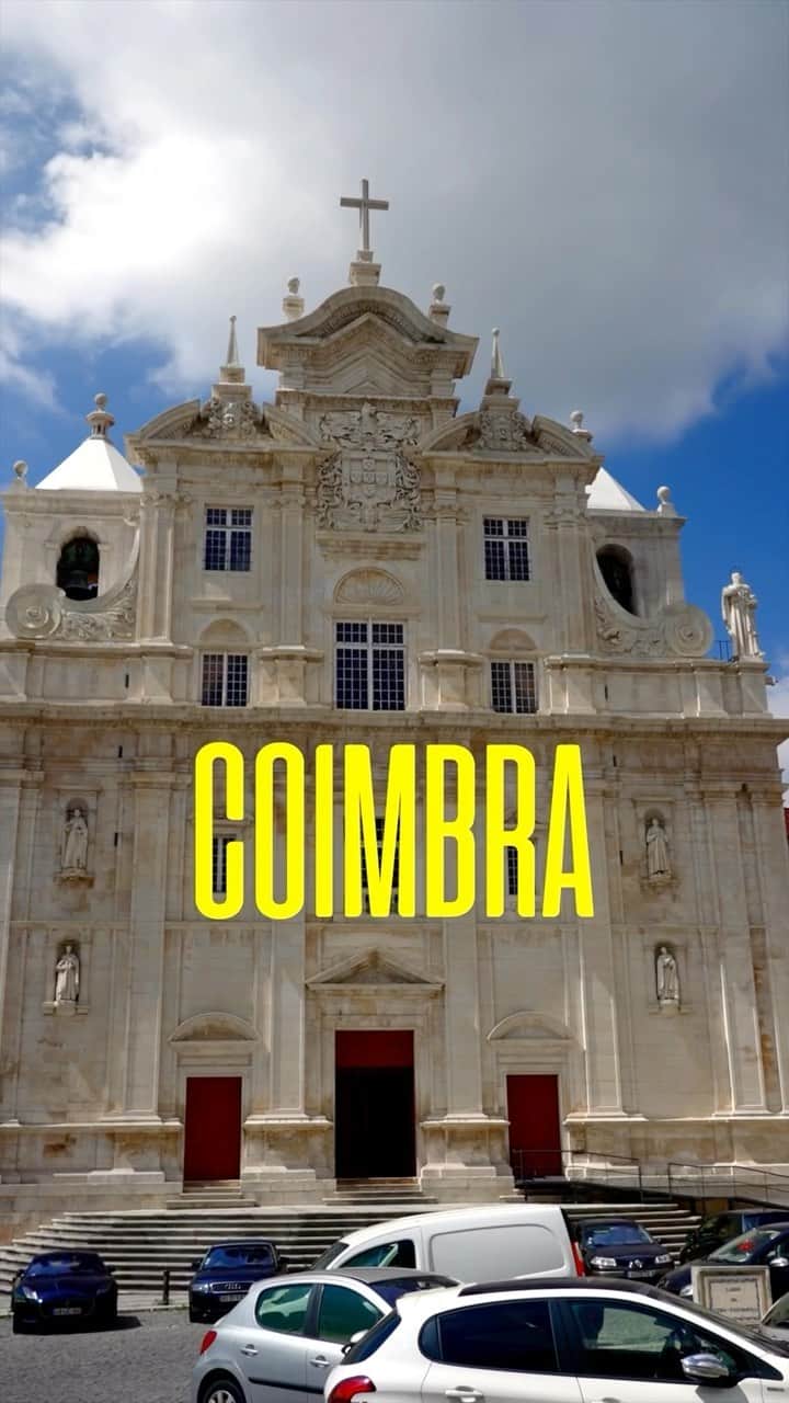 サイモンとマルティナのインスタグラム：「I took a quick pitstop in Coimbra en route from Lisbon to Porto, and I’m glad that I did.  Despite the scorching heat, I loved the charm of this age-old city, with the contrast of old and new cathedrals dotting the skyline. Did you know that Coimbra is home to one of the world’s oldest universities? I wanted to visit their famous library, but tickets were sold out for the day.  Tickets…to a library…sold out!  Are there any library ticket scalpers out there?  I didn’t expect it to be so bumping.  There’s a unique vibe here, a place where history whispers to you at the turn of every corner. I just got a few snapshots here, and I hope to come back to explore this place in more depth.」