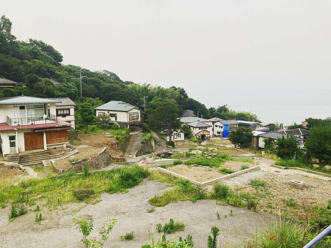 滝澤悠希のインスタグラム：「熱海土石流災害の発生から、 きょうで丸２年。 被災地の現状を中継でお伝えしました。  被害の大きかった伊豆山地区を１日取材して、 「今も精神的にボロボロ」という悲痛な胸のうち、 違法な盛り土の責任の所在がわからない中 「言い訳しないでほしい」という怒りの声、 被災された方から、 さまざまなお話を聞かせていただきました。  被災地は現在も「警戒区域」に指定され、 人が住むことはできません。 本来あるはずのない土砂が崩れたせいで、 我が家に戻れない人がいます。 「違法な盛り土を絶対に許してはいけない」 という意識をみんなで持つ大切さ、 改めて感じました。  #熱海 #熱海市 #伊豆山  #熱海土石流 #熱海土石流災害」