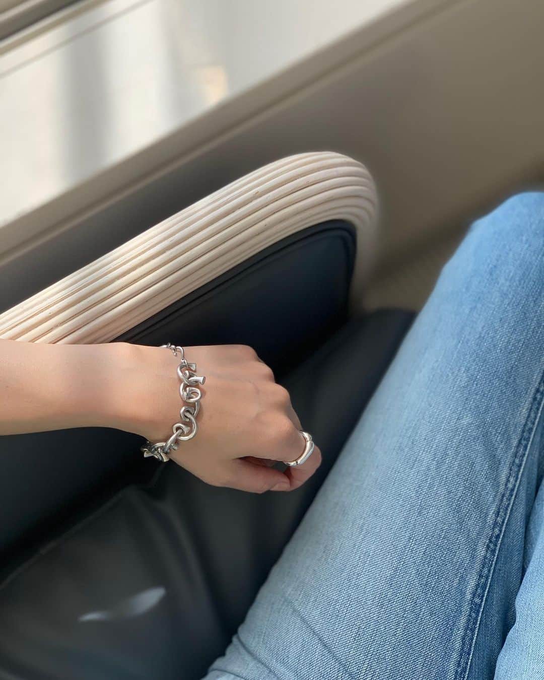 Shiho Sasakiのインスタグラム：「存在感抜群のブレスレット💙 モチーフが Gagan jewelryの“G”になってるの🥹 実はリングも @gagan.jewelry 💎  #gaganjewelry  #シルバーアクセサリー」