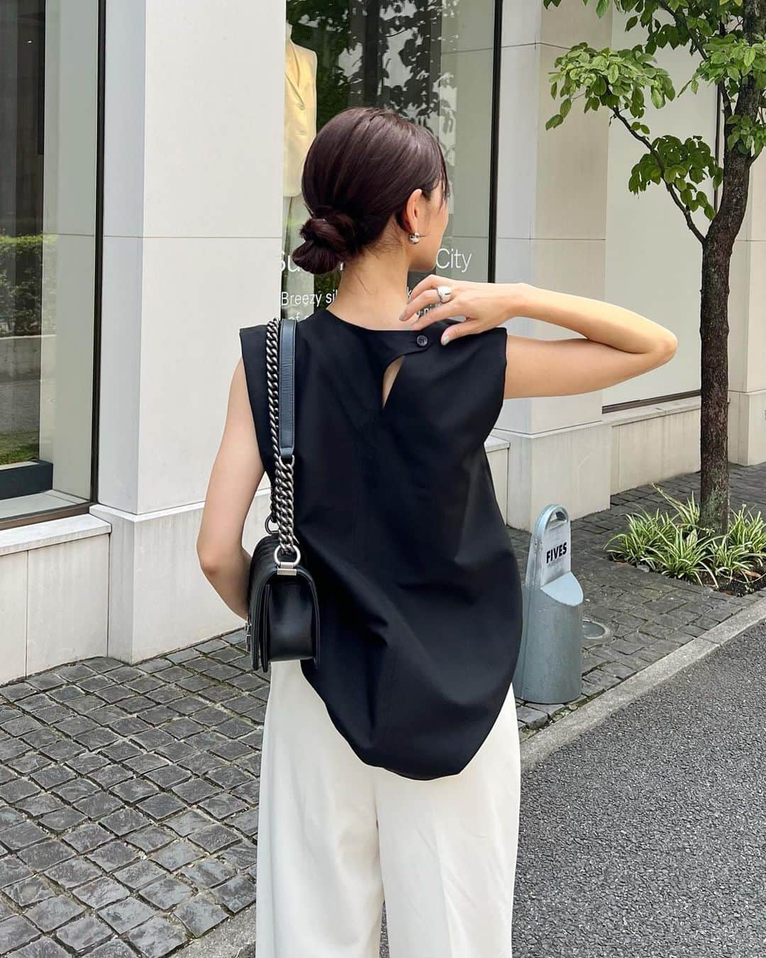 金子麻貴のインスタグラム：「ゆるシニョンがしたくて結局またロングに😂💓  ヘアアレンジの仕方にご質問いただいていたのでまたご紹介しますね✨とっても簡単で暑い日はオススメのまとめ髪です。  お洋服はモノトーンでシックに。夏だからバックデザインがポイントのトップスが着たくなる💓  ガバッと開いたのも好きだけど少しずつ、さりげない肌見せも好きになってきた。  #fashion#regleam#chanel#モノトーンコーデ#シンプルコーデ#ママコーデ#ゆるシニョン#シニョン#お団子ヘア#エクステ#ヘアエクステ#夏コーデ#コーディネート」