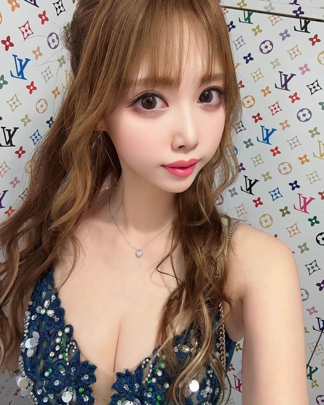 北山美奈のインスタグラム：「July 大好きな夏だ☀️ 仕事も遊びも楽しい事でいっぱいにしたいな🪸🫧🩵  #バルセロナグループ #ラウンジ凛 #札幌 #すすきの #ススキノ #キャバクラ #キャバ嬢 #キャバクラ嬢 #ニュークラブ #ニュークラ #ニュークラ嬢 #キャバ #ラウンジ #ラウンジ嬢 #ガールズバー #ホステス #すすきのキャバクラ #すすきのキャバ嬢 #すすきのグルメ #札幌旅行 #美人 #美女 #可愛い #可愛い女の子 #いいね返し #銀座 #六本木 #北新地 #錦#中洲」