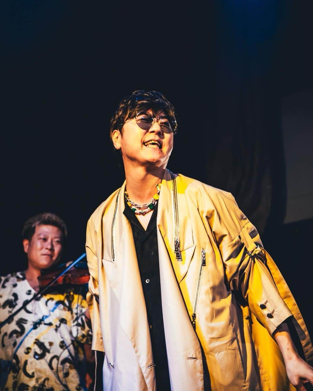 のインスタグラム：「余韻、、、 とにかく生バンドセットが楽しすぎる🤎 @chehon440 @cimba425 @staxxt_cream  @nobu_miyazaki @violin_shogo  @benkei_anadda @ryo_fu0797 @suzukijun.key  📸 @junya_thirdeye  #神戸事変 #イイ女エエ女 #アソボウヨ」