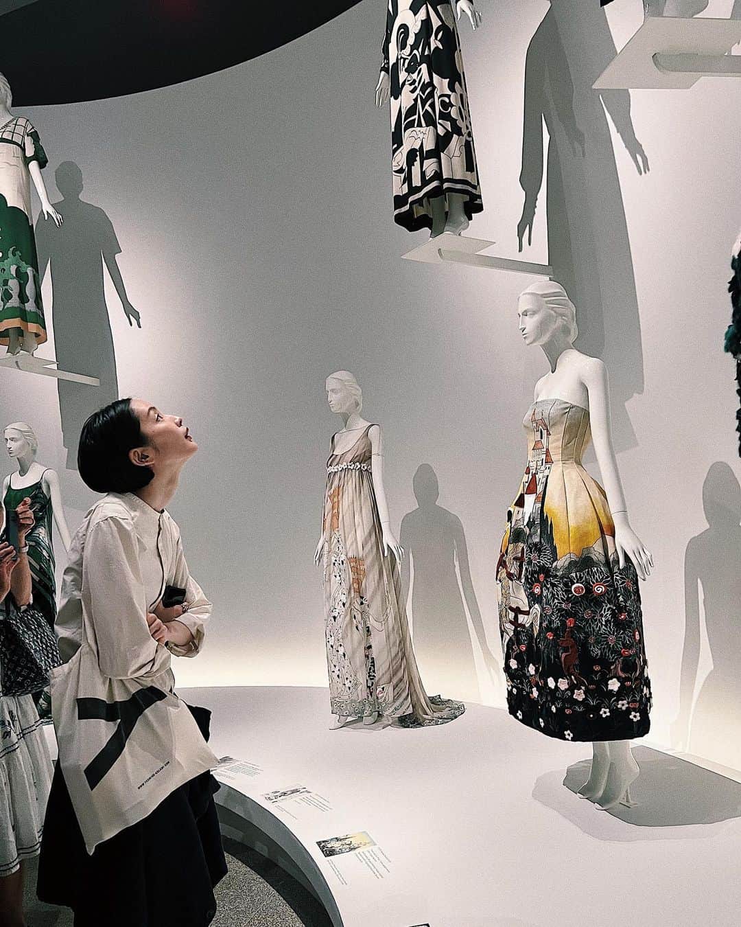 鈴木亜美さんのインスタグラム写真 - (鈴木亜美Instagram)「THE MET. NYにある世界三大美術館の１つ、メトロポリタン美術館に行ってきました。  CHANELのデザイナーでも有名なKarl Lagerfeldの特別展を見たり、ゴッホの糸杉モチーフばかり集めた展示「VAN GOGH'S CYPRESSES」を見たり。 ボリュームが凄くて、7時間いたのに全部は見れませんでした、、、！しかも置いてある作品が傑作ばかりで、METの凄さを改めて感じたんだけど、これでも閉鎖中の部屋があったんだからびっくり… この様子はYouTubeにも上げられたらと思っています☺️(リンクはプロフィールへ！)  写真は、1日付き合ってくれた大好きな友人 @thetinfoilbiter が撮ってくれました🙏🏻♥️  We were here The MET all day but couldn't see all arts...it was really huge.I've completely forgotten that the museum was the biggest one in the world...!!We should definitely go again:)  #themet #ニューヨーク  #メトロポリタン美術館  #karllagerfeldalineofbeauty  #vangoghscypresses  #AmisArtTour」7月3日 20時37分 - amisuzuki001