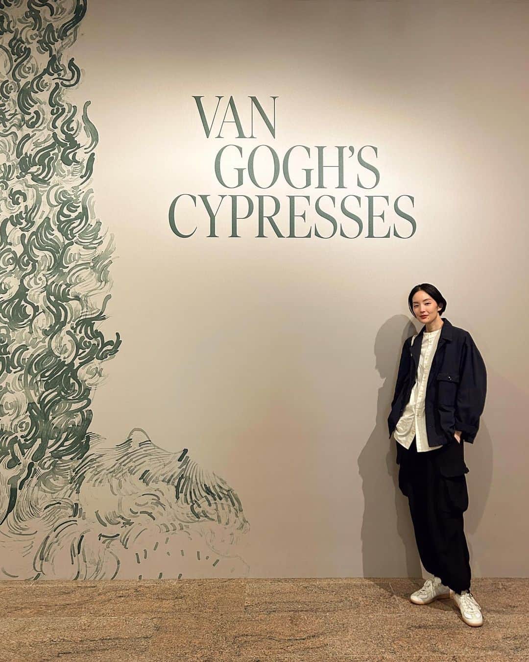 鈴木亜美さんのインスタグラム写真 - (鈴木亜美Instagram)「THE MET. NYにある世界三大美術館の１つ、メトロポリタン美術館に行ってきました。  CHANELのデザイナーでも有名なKarl Lagerfeldの特別展を見たり、ゴッホの糸杉モチーフばかり集めた展示「VAN GOGH'S CYPRESSES」を見たり。 ボリュームが凄くて、7時間いたのに全部は見れませんでした、、、！しかも置いてある作品が傑作ばかりで、METの凄さを改めて感じたんだけど、これでも閉鎖中の部屋があったんだからびっくり… この様子はYouTubeにも上げられたらと思っています☺️(リンクはプロフィールへ！)  写真は、1日付き合ってくれた大好きな友人 @thetinfoilbiter が撮ってくれました🙏🏻♥️  We were here The MET all day but couldn't see all arts...it was really huge.I've completely forgotten that the museum was the biggest one in the world...!!We should definitely go again:)  #themet #ニューヨーク  #メトロポリタン美術館  #karllagerfeldalineofbeauty  #vangoghscypresses  #AmisArtTour」7月3日 20時37分 - amisuzuki001