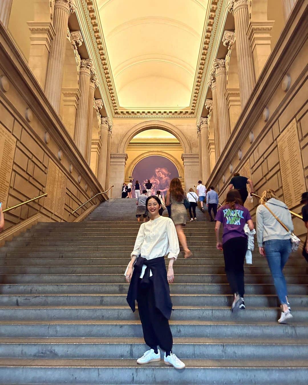 のインスタグラム：「THE MET. NYにある世界三大美術館の１つ、メトロポリタン美術館に行ってきました。  CHANELのデザイナーでも有名なKarl Lagerfeldの特別展を見たり、ゴッホの糸杉モチーフばかり集めた展示「VAN GOGH'S CYPRESSES」を見たり。 ボリュームが凄くて、7時間いたのに全部は見れませんでした、、、！しかも置いてある作品が傑作ばかりで、METの凄さを改めて感じたんだけど、これでも閉鎖中の部屋があったんだからびっくり… この様子はYouTubeにも上げられたらと思っています☺️(リンクはプロフィールへ！)  写真は、1日付き合ってくれた大好きな友人 @thetinfoilbiter が撮ってくれました🙏🏻♥️  We were here The MET all day but couldn't see all arts...it was really huge.I've completely forgotten that the museum was the biggest one in the world...!!We should definitely go again:)  #themet #ニューヨーク  #メトロポリタン美術館  #karllagerfeldalineofbeauty  #vangoghscypresses  #AmisArtTour」