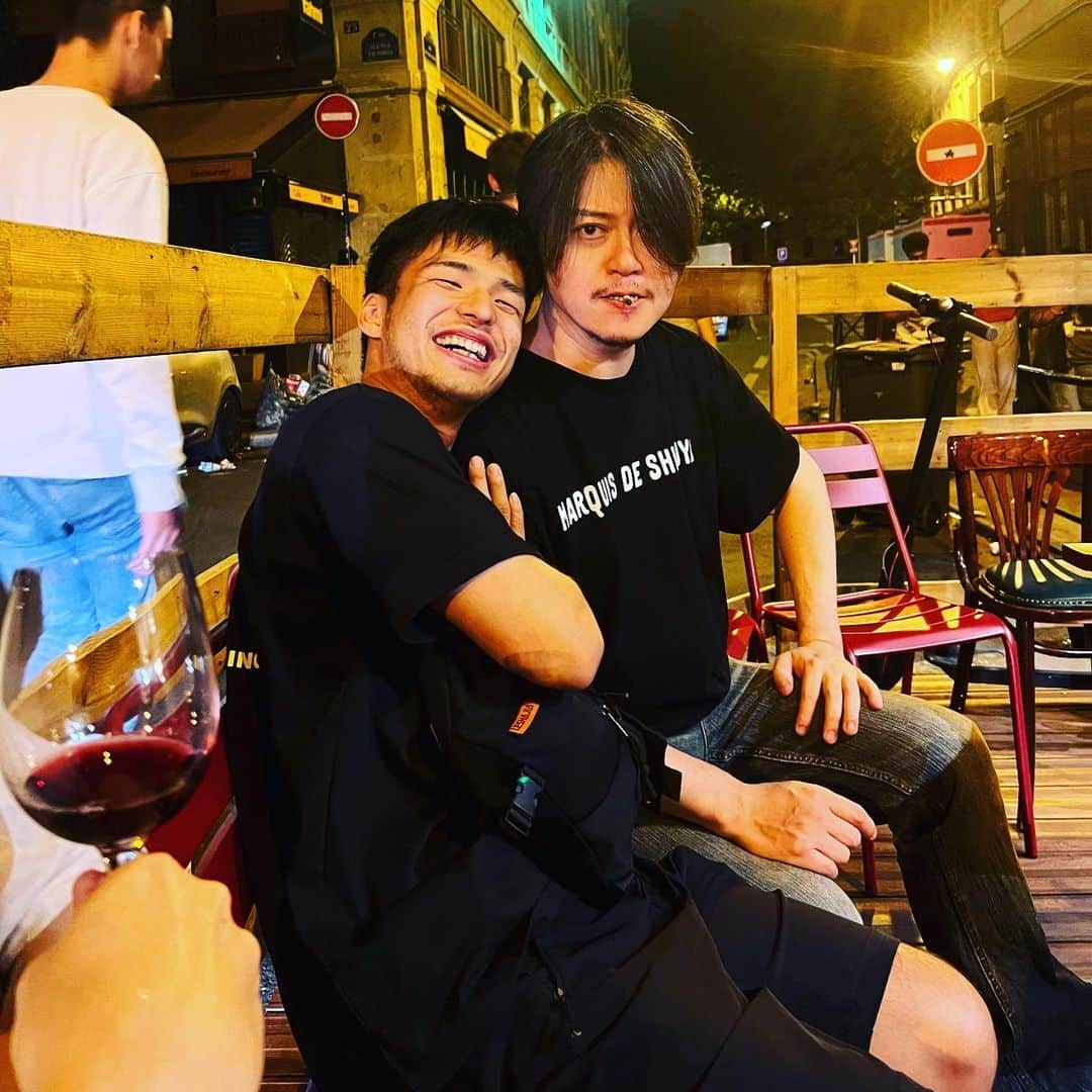 渋谷慶一郎のインスタグラム：「同じく今回の公演でサウンドエンジニアリングを担当した鈴木勇気27歳。ドバイ万博以来、一年半くらい一緒にやってるけど成長してきたと思うので、もっと可愛がってやろうと思ってます😏(タバコはfake) Yūki Suzuki, 27, who was also in charge of sound engineering for this show. We've been working together for about a year and a half since the Dubai Expo, and I think we've grown, so I'm going to train him more 😏(I don't smoke).」