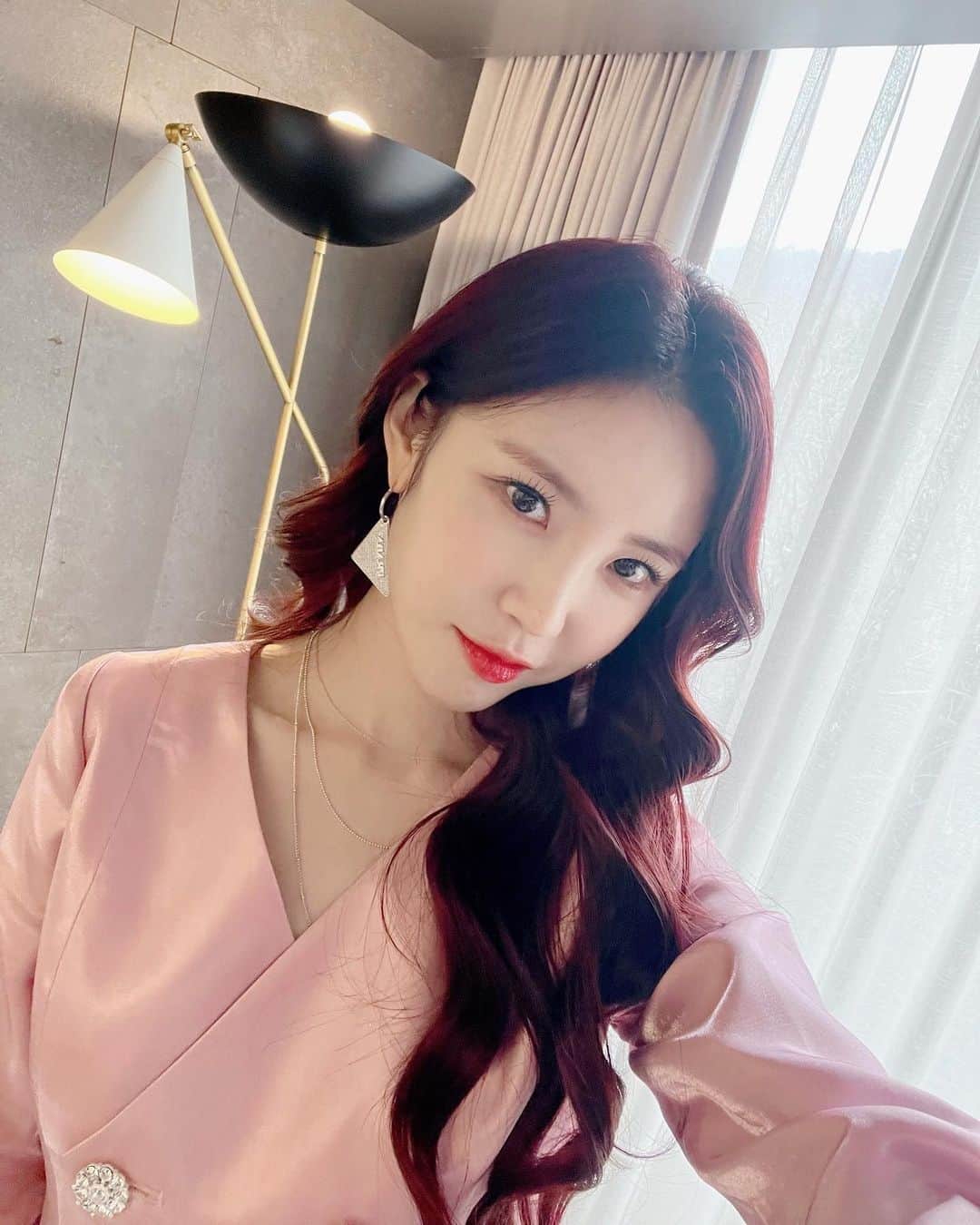 チョン・ヒョソンのインスタグラム：「어떤 옷을 입든 민혜는 화를 내지😆 #NETFLIX  #CELEBRITY #셀러브리티 🖤   민혜팀 ✨ 👗  @ljn9697  💄  @yemingkki  @2ssu_ouioui @makeup_g.yooung  💇🏻‍♀️ @harini_ouioui  @areum_ouioui @__bbini」