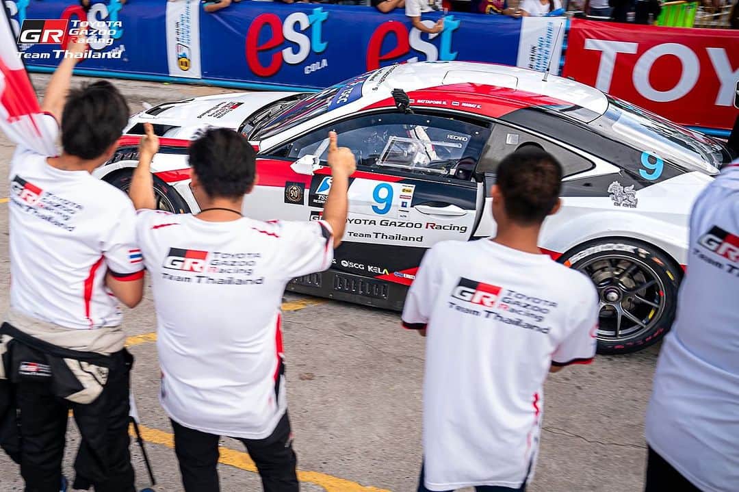 Toyota team thailandさんのインスタグラム写真 - (Toyota team thailandInstagram)「แมน-ต้น ผลัดกันไฟท์ติ้ง 2 Race โหด ลุ้นกันมันส์จนนาทีสุดท้าย ในรุ่น SuperCar GT3 ที่แต่ละทีมก็เตรียมตัวและวางแผนกันมาอย่างดี เพราะสนามบางแสน สตรีท เซอร์กิต ถือเป็นหนึ่งในสนามเรียบชายหาดที่ยาวและสวย แต่ขึ้นชื่อว่าเป็นสตรีทเซอร์กิตแล้วก็จะมีความยากในตัวเอง ทั้งโค้งที่แคบ พื้นแทร็กที่ไม่เรียบและลื่นในบางจุด แน่นอนการแข่งเรซละ 1 ชั่วโมง นักแข่งและทีมงานร่วมมือร่วมใจกันเต็มที่เพื่อผลงานที่ดีที่สุด  Thailand Super Series R.3-4: Date: 28 June - 2 July 2023 @Bangsaen Grand Prix, Chonburi  🚗#9 Drivers: ณัฐพงษ์  ห่อทองคำ (Nattapong H.) / มานัต กุละปาลานนท์ (Manat K.) Car: Lexus RC-F Class: GT3 Pro Race 3: 4th In Class & Overall Race 4: 4th In Class & Overall」7月3日 11時47分 - toyotagazooracingteamthailand