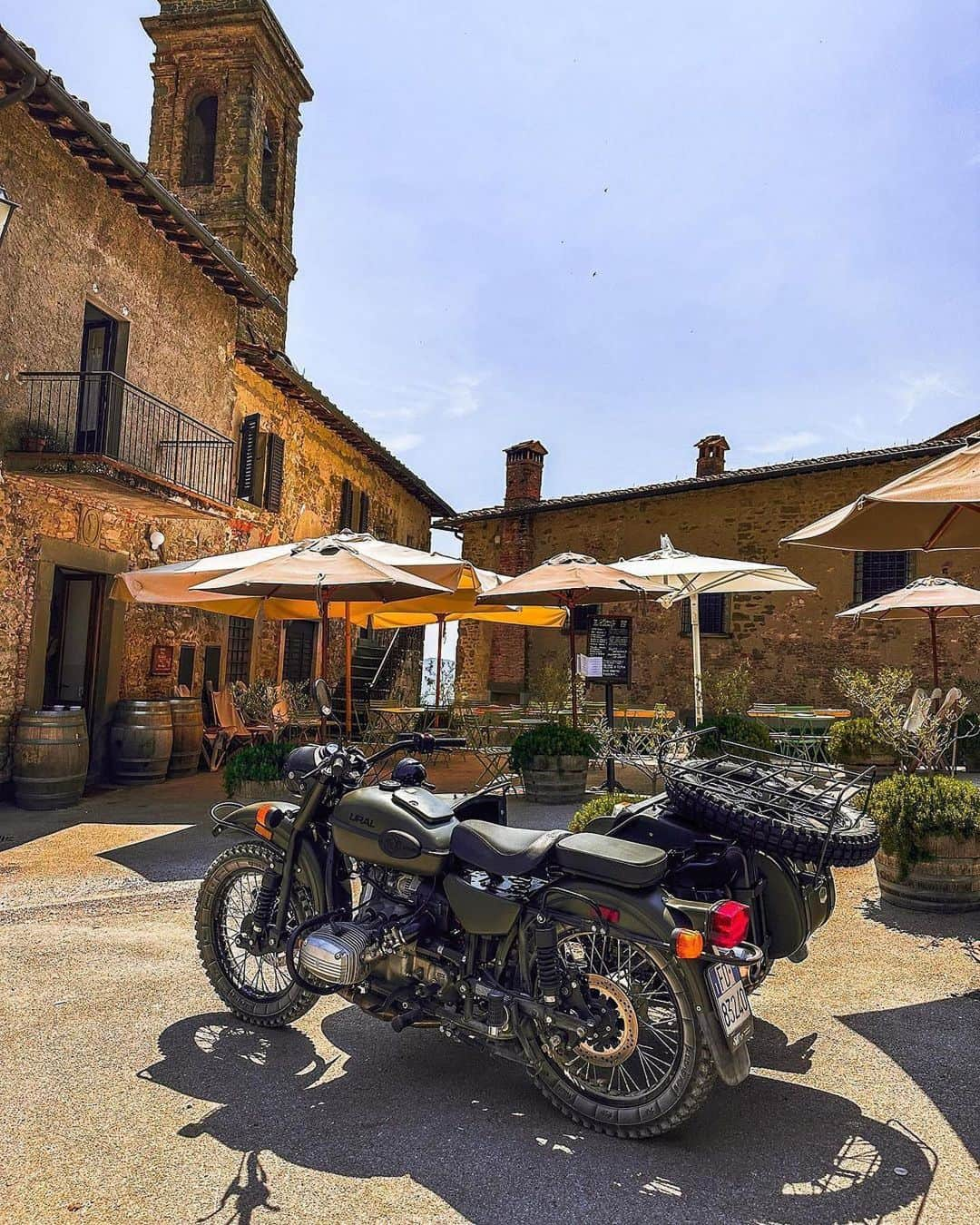 Ural Motorcyclesさんのインスタグラム写真 - (Ural MotorcyclesInstagram)「イタリア🇮🇹のウラルスタイルの週末の過ごし方。あなたはどこの国でウラルサイドカーを走らせてみたいですか？  @alex_di_muzio @sjt.club @uralmotorcycleseurope」7月3日 11時40分 - ural_japan_official