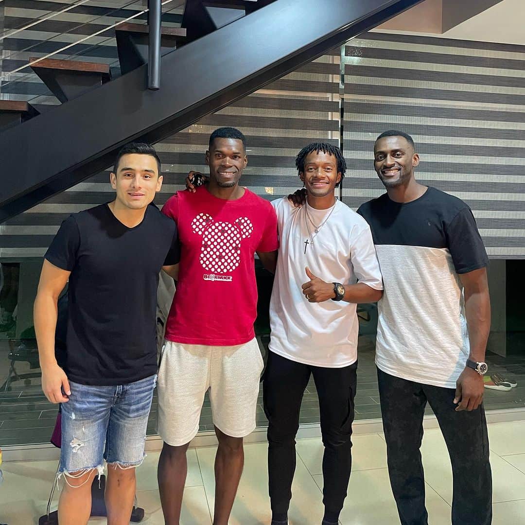 ダニルソン・コルドバのインスタグラム：「Amigos que deja el fútbol 🙏🏿🙏🏿🔥」