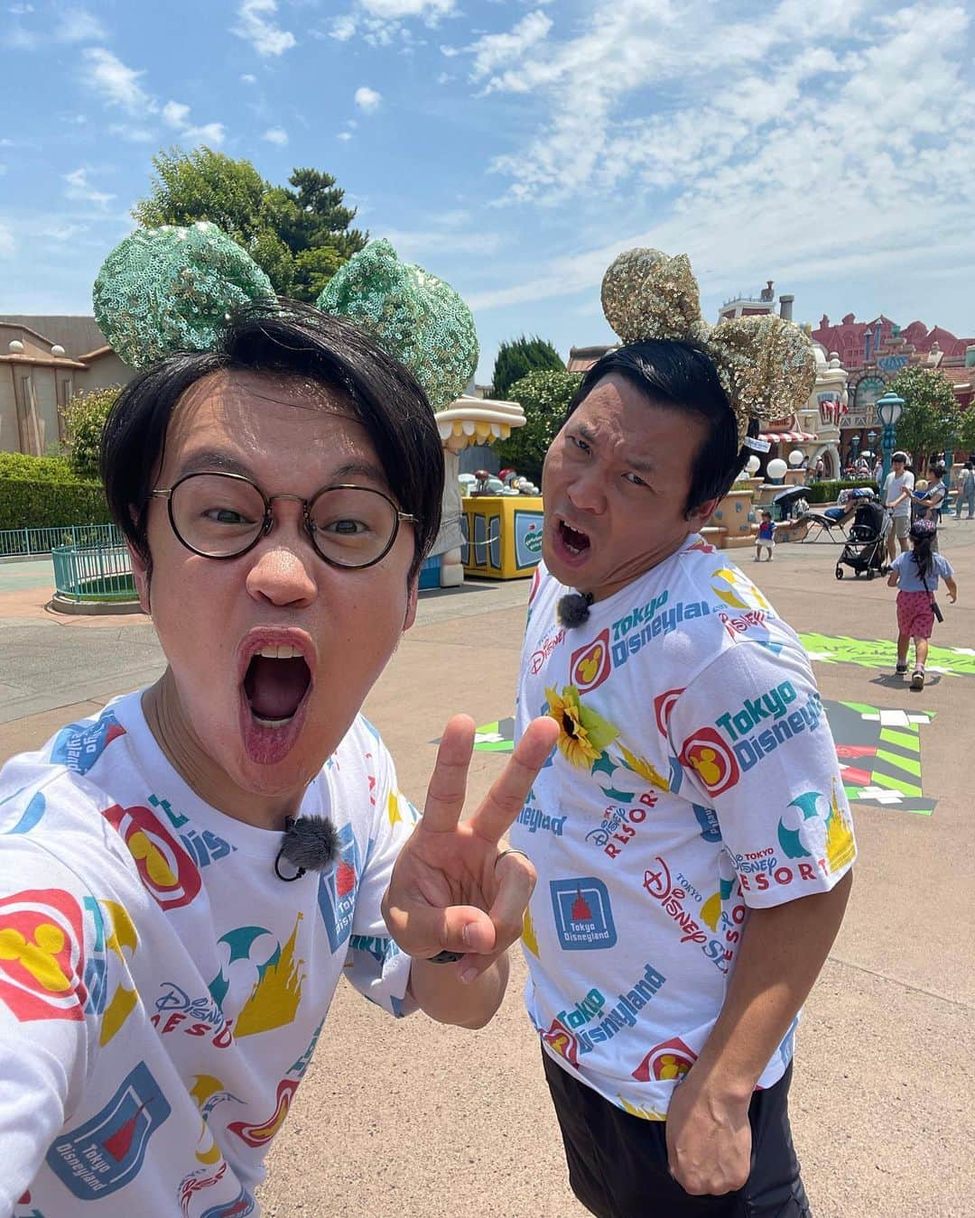 きむちゃんのインスタグラム：「ディズニーランドにきました！ 最高の天気☀️☀️☀️ Tシャツも耳もつけまくりっっ 楽しむぞーーーー  #インディアンス」