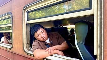 スギちゃんのインスタグラム：「迷宮グルメ　異郷の駅前食堂　スリランカ・ゴール駅 2023年7月4日(火)22時30分BS朝日 スリランカ・ゴール駅 ◎スリランカのゴール駅に降りたったスギちゃん。静かな住宅街を歩いている時に、あるモノが頭の上から落ちて来てビックリ！それを目にした近所のご婦人が、スギちゃんを自宅に招き入れ、我が子に接するよう優しくしてくれたある事に感動。あまりに親切なご好意とは？ ◎迷い込んだ場所が、世界遺産だとは知らぬままを散策していると、スリランカの国民的スポーツを楽しむ人を発見。言葉が通じずルールも分からないまま、バットを握った元・高校球児のスギちゃん。空気を読まず全力で打った球が飛んだ方向には、世界遺産の建物が…ドン引きするスリランカ人とスギちゃんの運命は？」