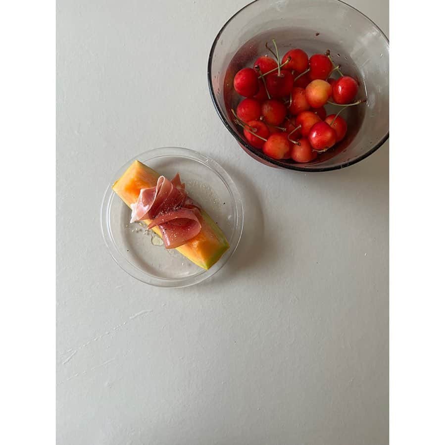 journaleatripのインスタグラム：「summer  今年前半は濃ゆいすぎる日々でした。 その中で家を大改装して引っ越したことで より濃さが増しました。  夏真っ盛りになる前に引っ越せてホントによかったなと思う朝。  頂きもの　 常温のメロン🍈と冷たく水ごと冷やした さくらんぼ🍒」