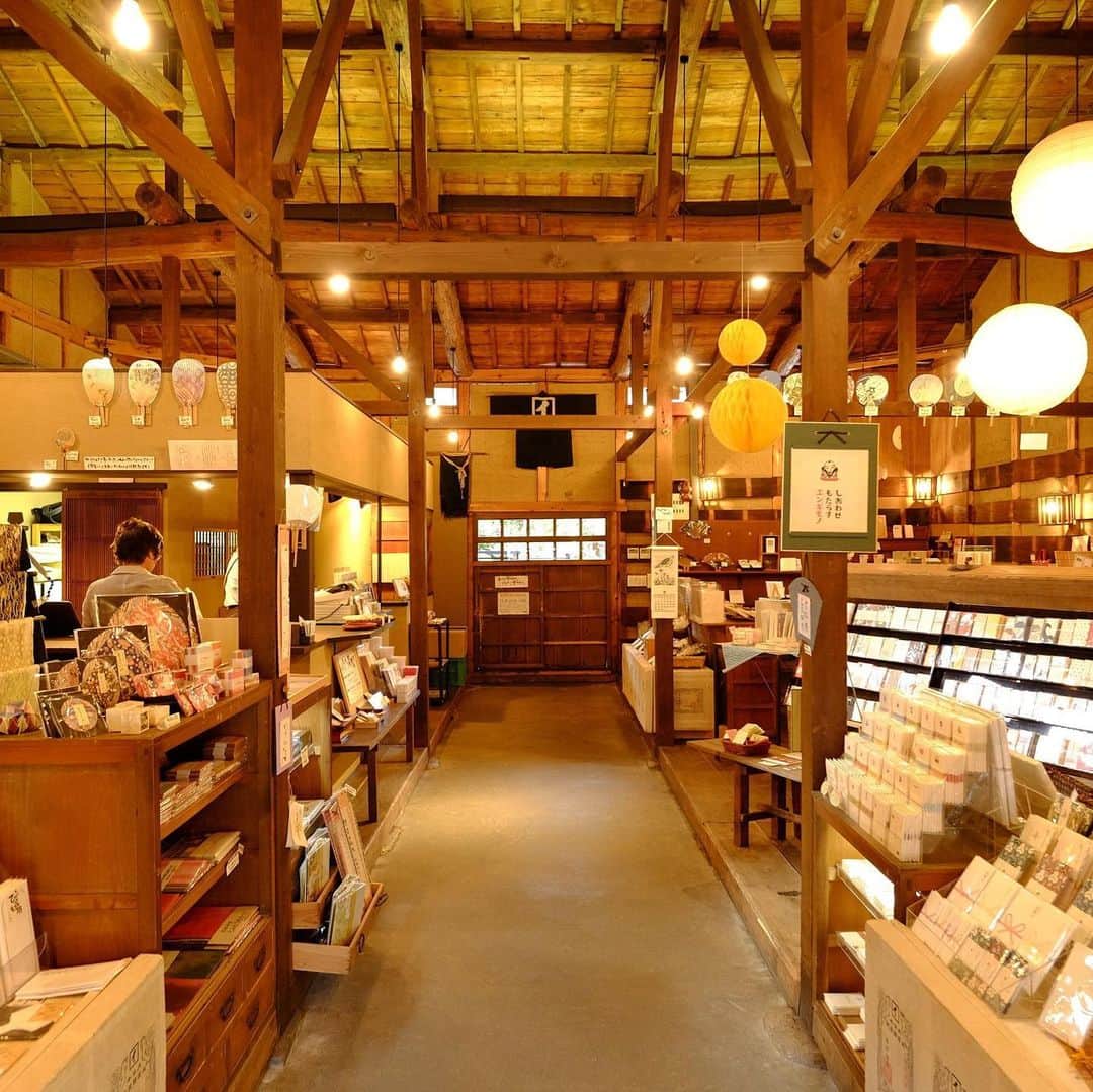 古川紙工株式会社さんのインスタグラム写真 - (古川紙工株式会社Instagram)「⭐️まちかど紙博in美濃7/8～7/9、イベント限定アイテム⭐️ こんにちは。今週末に迫った紙博の限定アイテム紹介です！  今回は岐阜県のこの地伝統の「美濃和紙」を使用して、暮らしに身近なレターアイテムを7種類✨😍 シンプルでかわらしいイラストが魅力的なイラストレーターの「木下 綾乃さん」のデザインにてコラボで制作しました！ 和紙に2色刷りのレトロな風合いが、イラストとマッチしてとても素敵に仕上がっております✊🌟 当日は、木下綾乃さんのブースと古川紙工直営店、紙遊にて販売しております！！  「木下綾乃×古川紙工コラボアイテム」 ・そえぶみ箋 ポス山ポス夫 ・ニコイチmemo パンダとキラキラ ・ニコイチmemo ねこマグとくまさん ・ミニレターセット 森のなかまたち ・ミニレターセット 森のどうぶつたち ・ミニレターセット りすのものがたり ・レターセット 森のなかまたち 価格は全て350円です🌈 🌟本商品は弊社オンラインショップでも販売予定です⁡✊🌟 ※オンラインショップの発売時期など詳細はSNSやメルマガ等でご案内していきます。 @furukawashiko_online オンラインショップからも紙博限定の新商品をご用意しております。 ・ニコイチmemo うだつとあゆ 是非こちらも一緒にお楽しみください🌟  紙博とは... 紙にまつわる様々なクリエイターやメーカーが約20が参加し販売を行う物販イベントです。 いつもは東京や大阪などでの開催が多い紙博ですが、なんと今回は美濃市うだつのあがる町並みを会場に、様々な古民家でその日限りの出展をお楽しみいただけます☺️ 古川紙工は直営店「紙遊」にて参加します！ ぜひ、お時間ある方は家族やお友達と一緒にお越しください。 お待ちしてます🙇‍♀️✨  【まちかど紙博 in 美濃】 ［日程］2023年7月8日（土）、9日（日） ［時間］10：00～16：00 ［会場］岐阜県美濃市うだつの上がる町並み ［入場料］無料 ［駐車場］★当日は美濃市役所に止めて歩いてお越しいただくのがおススメです ▼まちかど紙博in美濃サイト https://tegamisha.com/news/news-1625/  #古川紙工 #ニコイチmemo#メモ #手紙舎 #紙博 #岐阜イベント #イベント情報 #限定アイテム #古川紙工沼 #私の古川紙工2023#文具 #文房具 #文具好き #文具好きな人と繋がりたい #文具沼 #紙モノ #ギフト #紙遊 #美濃和紙 #まちかど紙博 #岐阜 #美濃 #paper #furukawashiko」7月3日 11時56分 - furukawashiko