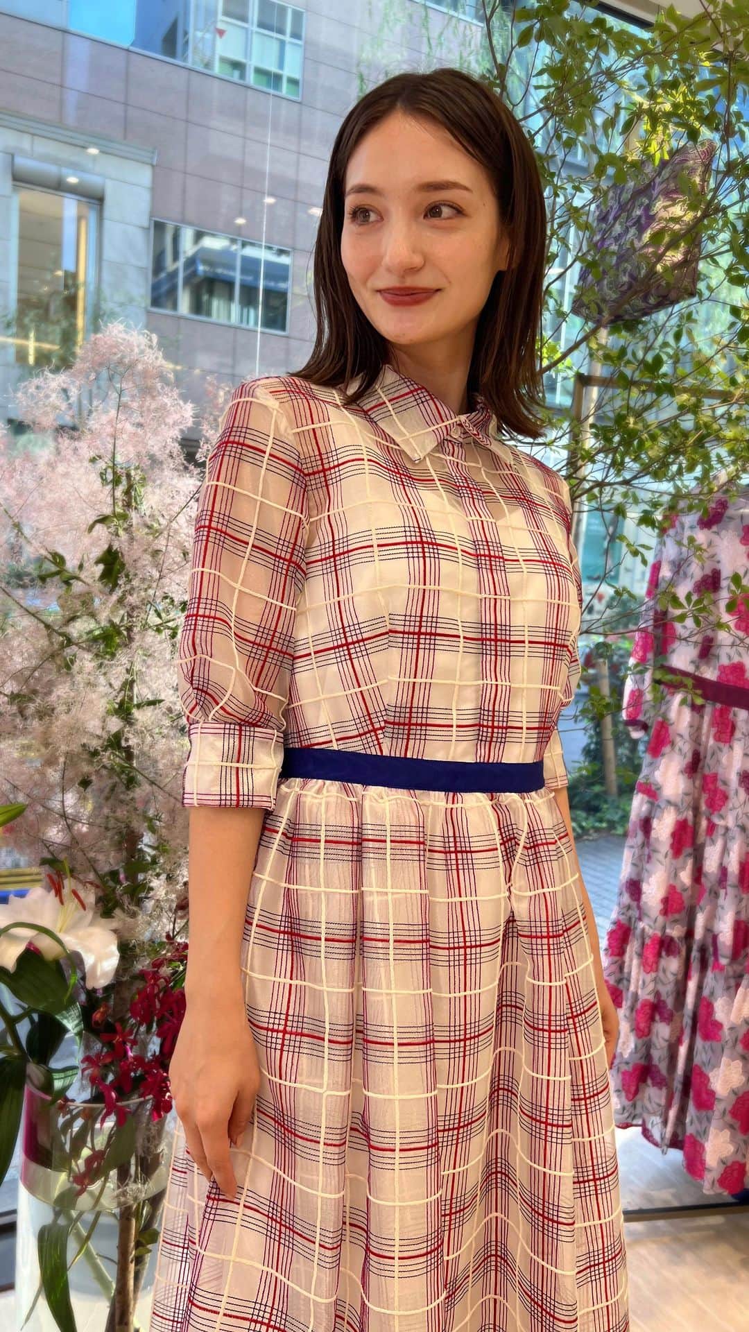 山神アリシアのインスタグラム：「私の大大大好きなADELLYの6周年記念イベントに行ってきました💐  Directorの小松さんと久しぶりに会えて、かわいいADELLYに囲まれて、新作もたくさん試着させてもらいました🤭  プライベートでもADELLYを着ておでかけすると、必ずどこのブランドかご質問いただくお洋服！ため息が止まらないぐらい可愛いくて、全部のディティールまで素敵で、お洋服別でお出かけ先も小松さんと妄想しちゃったり、、、ADELLY愛が止まらないです😂  たまたま別のお仕事でADELLYを着させていただいて、一目惚れ♡ 6周年本当におめでとうございます。  #adelly6周年　#ADELLY」