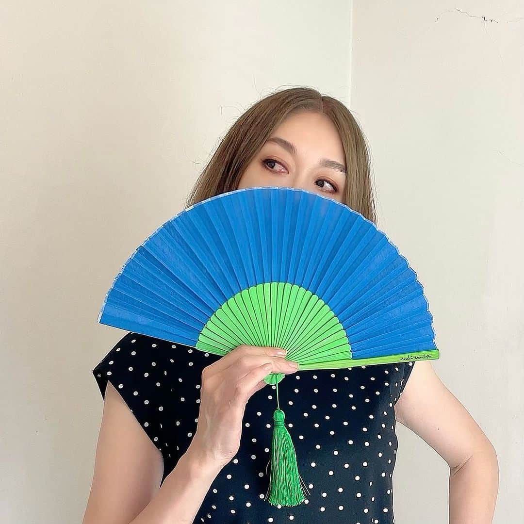 のインスタグラム：「. 『日本の夏、渋谷系の夏。』  ということで、 今すぐ必要なおしゃれ扇子🪭 発売開始しました！  SDGsな夏の必需品🪭 お年頃女性の暑さ対策には季節を問わず必需品🪭  タッセルが揺れるカラフルなおしゃれ扇子で涼しい笑顔を🎐  ⚫️オンラインストアRocket Express http://rocket-exp.com/missmakinomiya （☝️プロフィールLinktreeからどうぞ😊）  #野宮真貴のおしゃれ扇子 #扇子 #オリジナルグッズ #野宮真貴 #missmakinomiya」