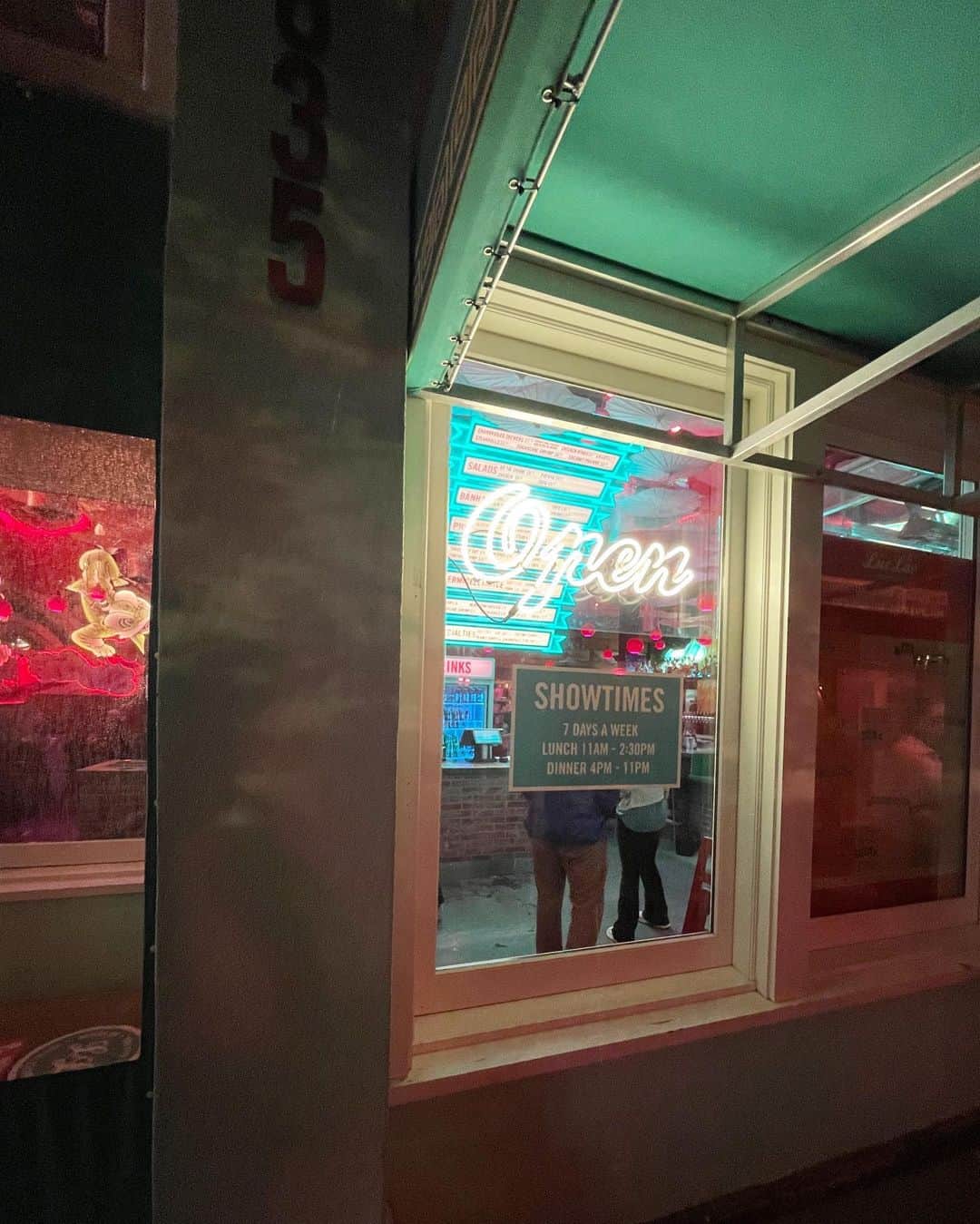 由架子 川野さんのインスタグラム写真 - (由架子 川野Instagram)「少し前に行ったポートランド。 色使いが可愛くて自然に溢れている本当ーに素敵な街でした！ 少しずつ投稿していきます📸  @screendoorrestaurant  着いた日の夜に入ったレストラン。 店内がすごく可愛いのに、名物のバターミルクチキンが衝撃的な盛り付けでシビレました⚡️ カフェとかレストランとか、ポートランドは歩いていると入ってみたいお店が沢山あって素敵だったなぁ。  #海外旅行#アメリカ旅行  #trip#travel#portland#ポートランド」7月3日 12時01分 - __yukakokawano__