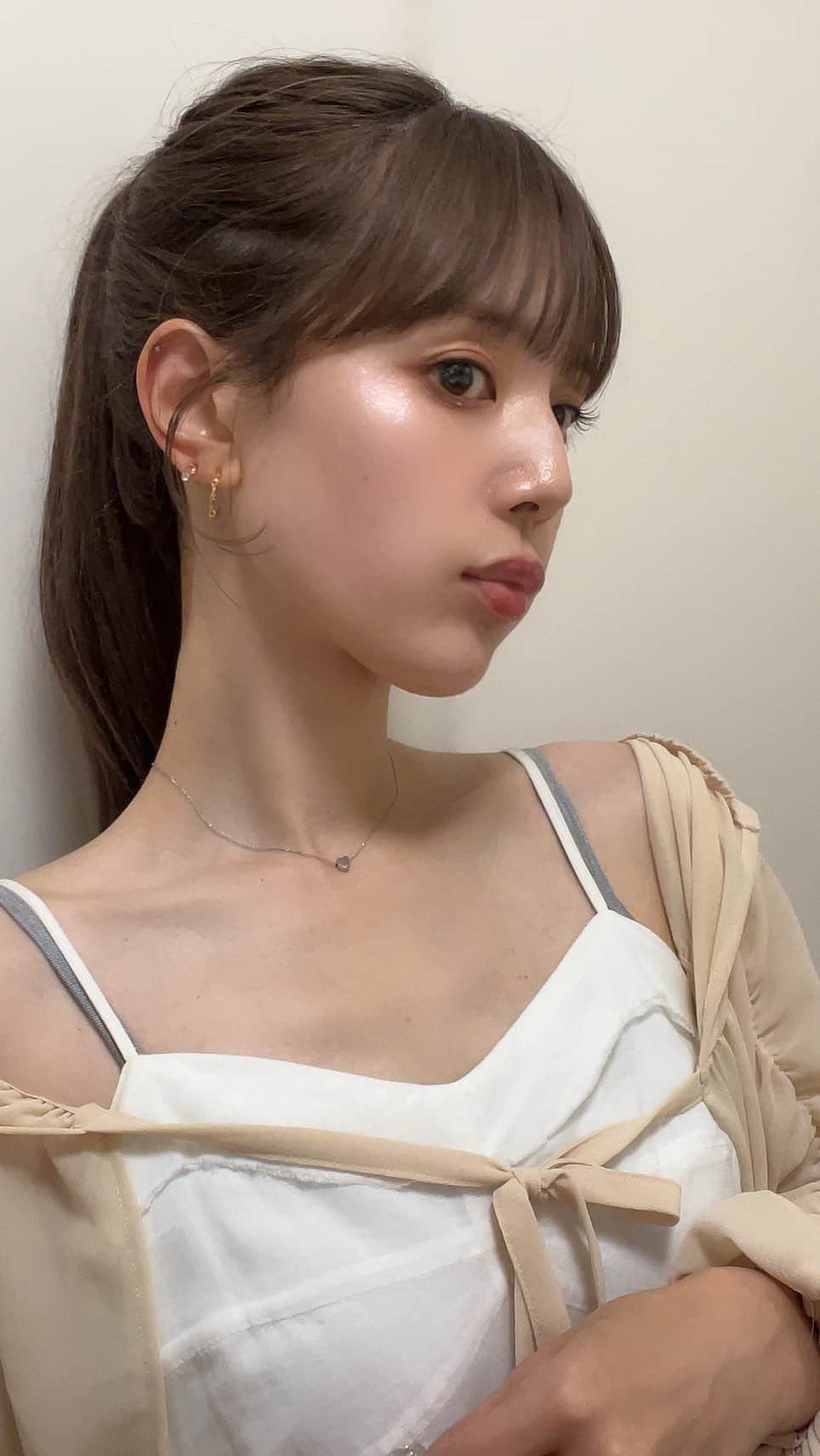目見田早弥子のインスタグラム：「髪をとにかくまとめたくて髪型迷いに迷って...💭 後毛切らないと長いね~髪の毛やってると暑くてたいへん🫠  ネックレスは何が変わったの？って感じだけど １段階長くしました😂🎀  質問はコメントに✒️ 返します~🌟」