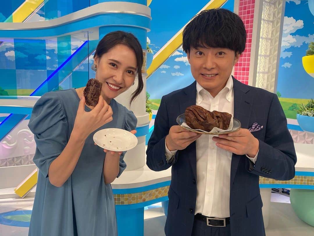 のインスタグラム：「毎朝6:40頃にお届けしている 1文字にゅ～す 💬  きょうお届けした｢贅｣のにゅ～す✨  ゴディバ ブーランジェリーから 贅沢なパンが新登場🍞💕  スタジオでは チョコレートバブカ を実食🎵  口にいれるとすぐ溶ける まるで生チョコのような舌触りです🥰」