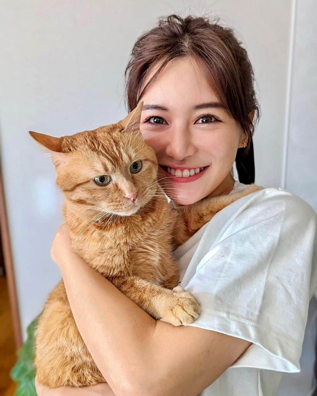 石井里奈さんのインスタグラム写真 - (石井里奈Instagram)「週末は久々にゆっくり実家に🏠 小太郎と久々に再会したのにこちらのご様子です🐈笑 . @chaco_soujuen にいたみたらしちゃんはあんなに懐いてくれて可愛かったのにな🐈笑 . こたさまの塩対応はずっと変わらないですが、わたしはめげません🔥笑 . しゃくなげ温泉でサウナしっかり入って牛乳のんで本当いい休日でした♡ . #ねこすたぐらむ #ねこ #catstagram #cat #猫 #猫好き #ねこのいる生活 #ねこ部 #catlovers #ねこ好き #サウナ #サウナ女子 #沼田市 #銭湯 #牛乳」7月3日 12時22分 - ri7tin1025