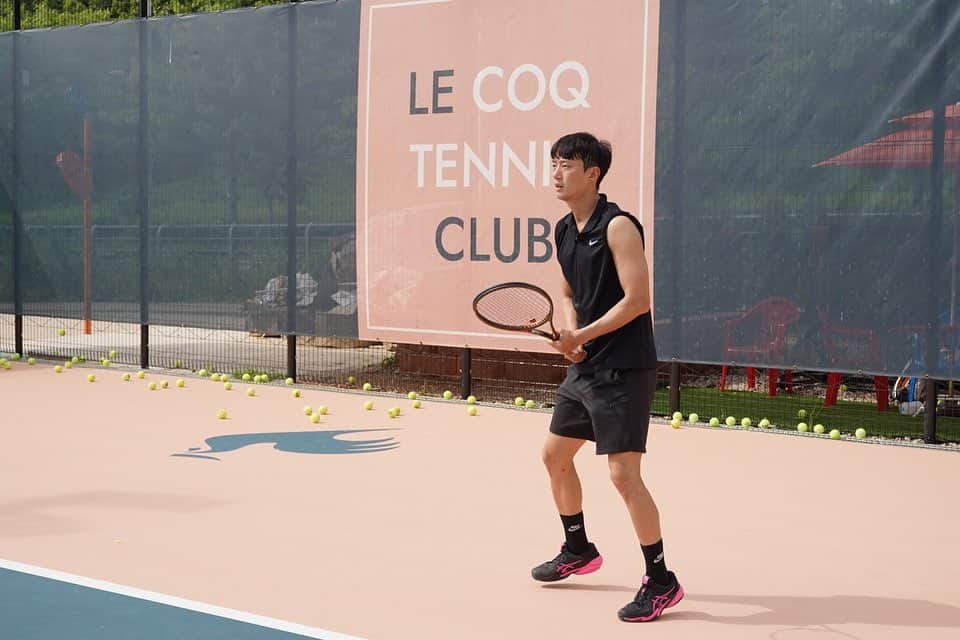 ハン・ジェソクのインスタグラム：「@lecole_de_tennis  게스트로 처음 방문한 #르꼴드테니스학교 너무 유익하고 재밌어서  입학욕구가 뿜뿜!!🔥🔥  요즘 드라마촬영하느라 레슨도 제대로 못받고 답답했는데  #르꼴드테니스 가 스트레스를 날려주었다!!🤩  다들 꼭 해보세요~ 초급자인 1학년부터  심화과정 4학년(실제 게임에 필요한 부분까지) 디테일합니다!  담에 또 갈게요~~🎾😉」