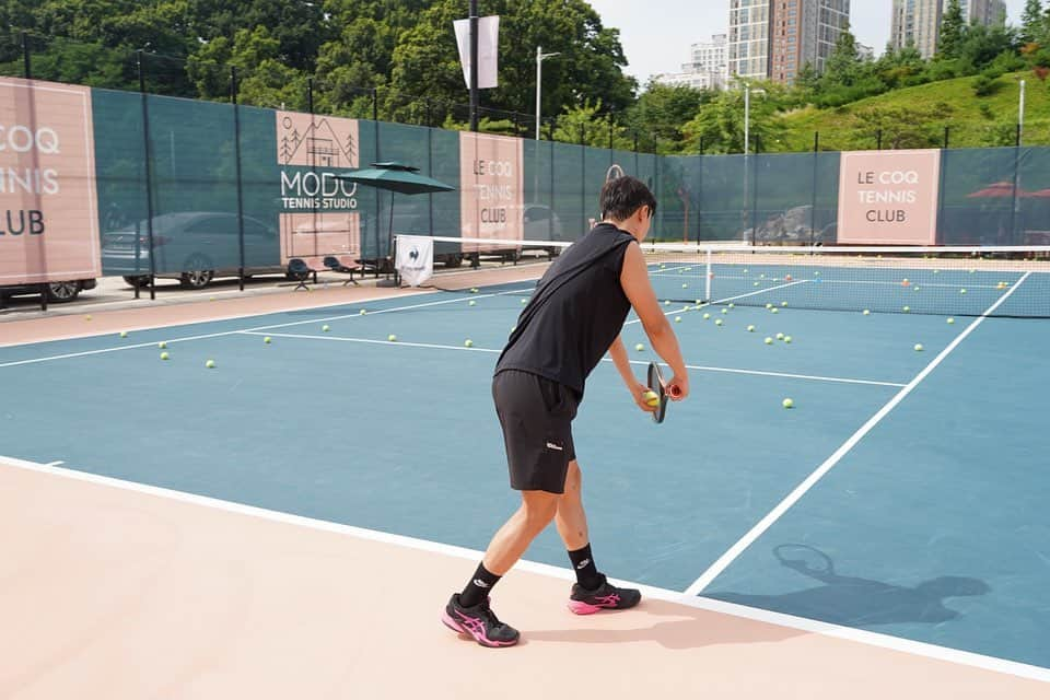 ハン・ジェソクさんのインスタグラム写真 - (ハン・ジェソクInstagram)「@lecole_de_tennis  게스트로 처음 방문한 #르꼴드테니스학교 너무 유익하고 재밌어서  입학욕구가 뿜뿜!!🔥🔥  요즘 드라마촬영하느라 레슨도 제대로 못받고 답답했는데  #르꼴드테니스 가 스트레스를 날려주었다!!🤩  다들 꼭 해보세요~ 초급자인 1학년부터  심화과정 4학년(실제 게임에 필요한 부분까지) 디테일합니다!  담에 또 갈게요~~🎾😉」7月3日 12時18分 - silvercastle_han