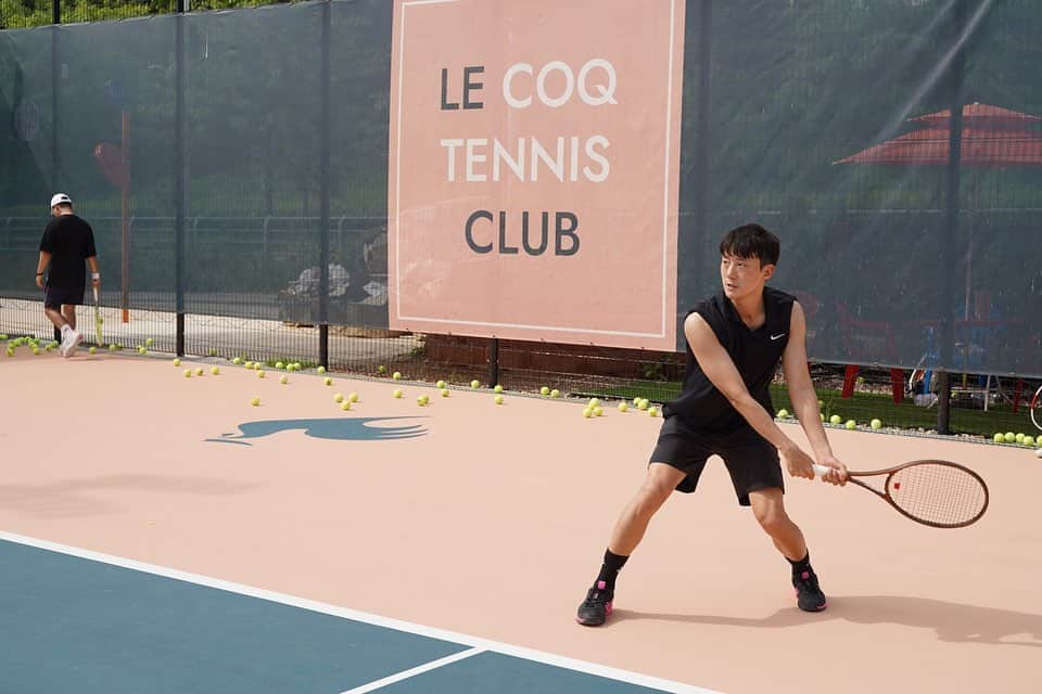 ハン・ジェソクさんのインスタグラム写真 - (ハン・ジェソクInstagram)「@lecole_de_tennis  게스트로 처음 방문한 #르꼴드테니스학교 너무 유익하고 재밌어서  입학욕구가 뿜뿜!!🔥🔥  요즘 드라마촬영하느라 레슨도 제대로 못받고 답답했는데  #르꼴드테니스 가 스트레스를 날려주었다!!🤩  다들 꼭 해보세요~ 초급자인 1학년부터  심화과정 4학년(실제 게임에 필요한 부분까지) 디테일합니다!  담에 또 갈게요~~🎾😉」7月3日 12時18分 - silvercastle_han