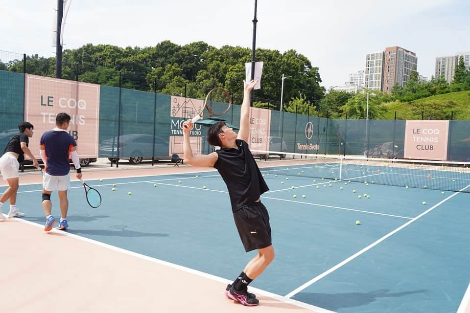 ハン・ジェソクさんのインスタグラム写真 - (ハン・ジェソクInstagram)「@lecole_de_tennis  게스트로 처음 방문한 #르꼴드테니스학교 너무 유익하고 재밌어서  입학욕구가 뿜뿜!!🔥🔥  요즘 드라마촬영하느라 레슨도 제대로 못받고 답답했는데  #르꼴드테니스 가 스트레스를 날려주었다!!🤩  다들 꼭 해보세요~ 초급자인 1학년부터  심화과정 4학년(실제 게임에 필요한 부분까지) 디테일합니다!  담에 또 갈게요~~🎾😉」7月3日 12時18分 - silvercastle_han