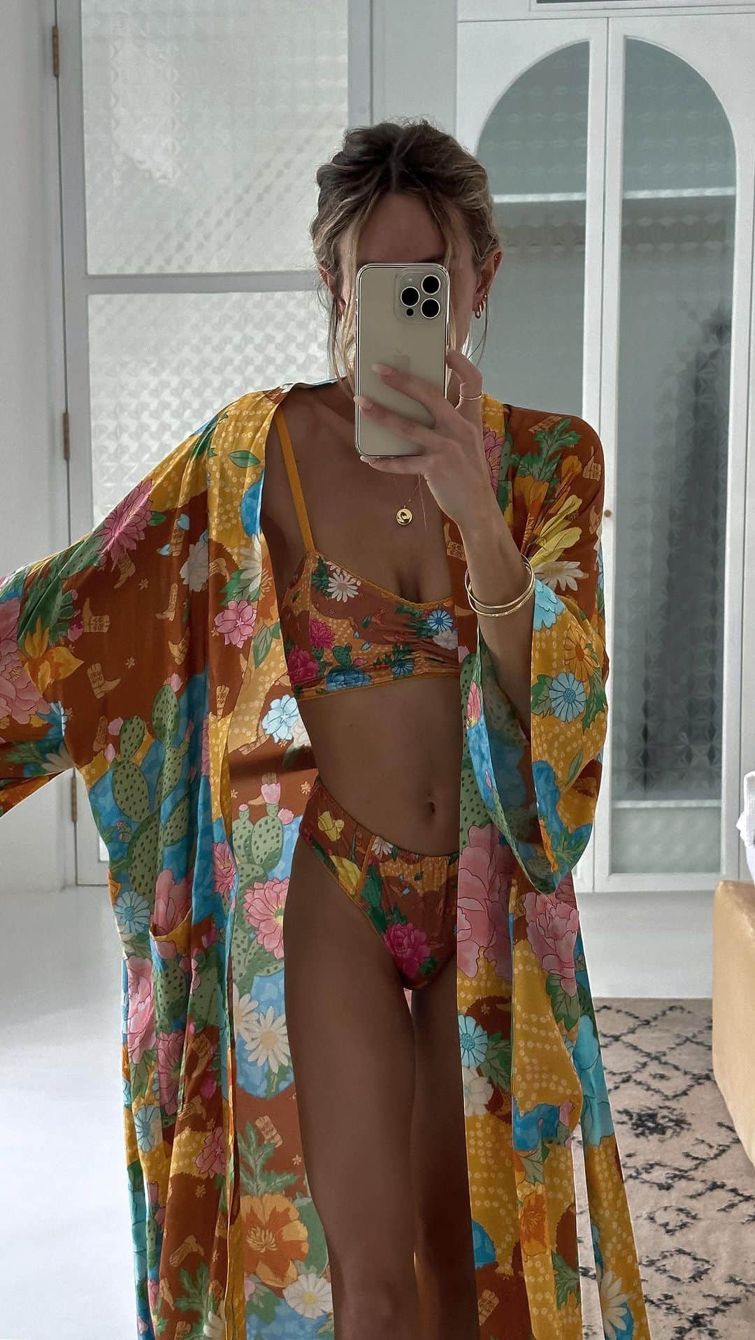 SPELLのインスタグラム：「An intimate love affair 🌼 @edi.bee on vacation in our Joshua Tree intimates + robe ~ online + in stores now 🌵」