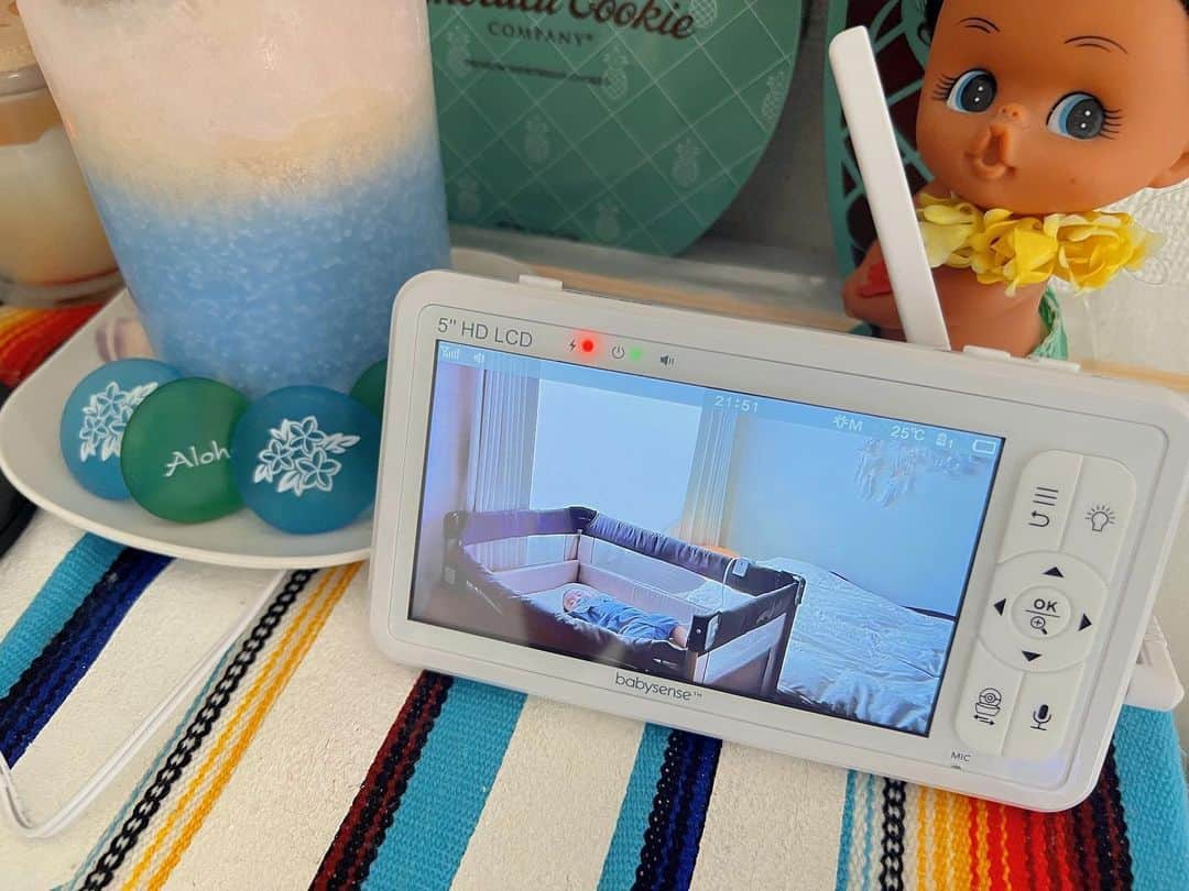 のインスタグラム：「* @babysensejapan の体動センサーと 共に導入したベビーモニター📹 離れた部屋からでも様子が見れるから安心。 いろんなベビーモニター見たけど、 何より画質の綺麗さに感動✨ 2.3枚目ズームしてもちゃんと顔や表情がわかる。 そしてカメラ側にはナイトライトもついてて このぼんやりと明るい感じ、 夜間のお世話にすごい役立つから嬉しい機能。 別で授乳ライトとか要らなくなるね🫶 ・ ・ ・ ・ #赤ちゃんのいる生活#PR#出産準備#ベビーセンス#ベビーセンスホーム#ベビーモニター#ベビーセンサー#ベビー用品#SIDS」