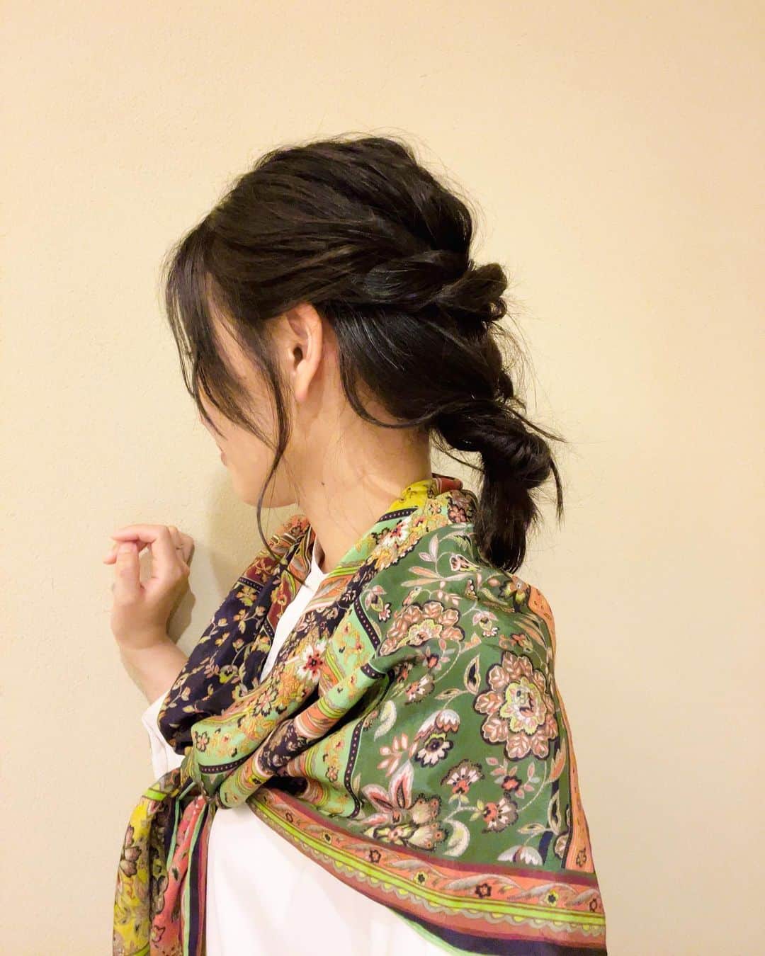 前田友香さんのインスタグラム写真 - (前田友香Instagram)「素敵な髪型してもろた✨ ありがとうございました！  そして上品さが出る @macool.japan さんのスカーフ❤️  #hairmake #ヘアアレンジ」7月3日 12時24分 - yukamaeda.maeyuka
