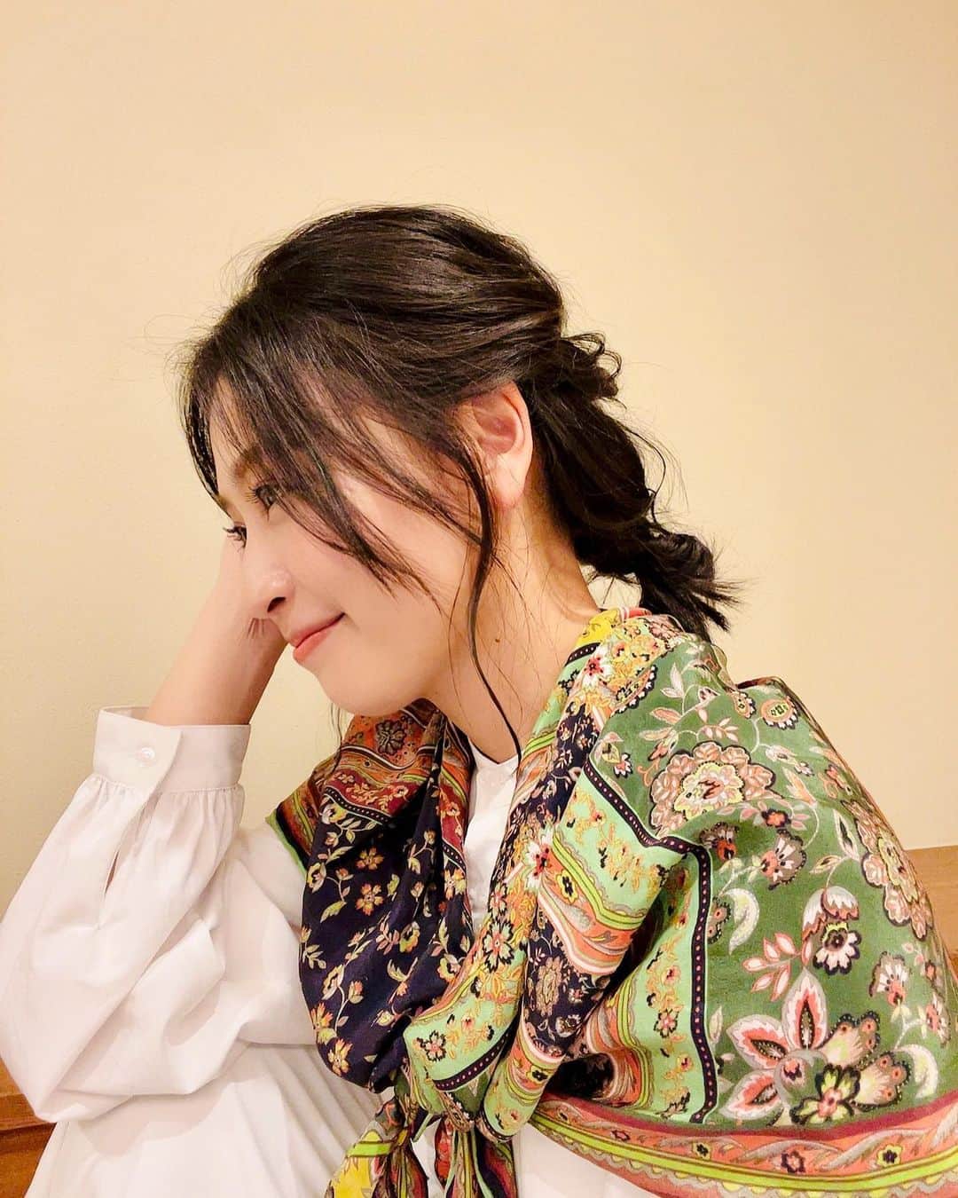 前田友香さんのインスタグラム写真 - (前田友香Instagram)「素敵な髪型してもろた✨ ありがとうございました！  そして上品さが出る @macool.japan さんのスカーフ❤️  #hairmake #ヘアアレンジ」7月3日 12時24分 - yukamaeda.maeyuka
