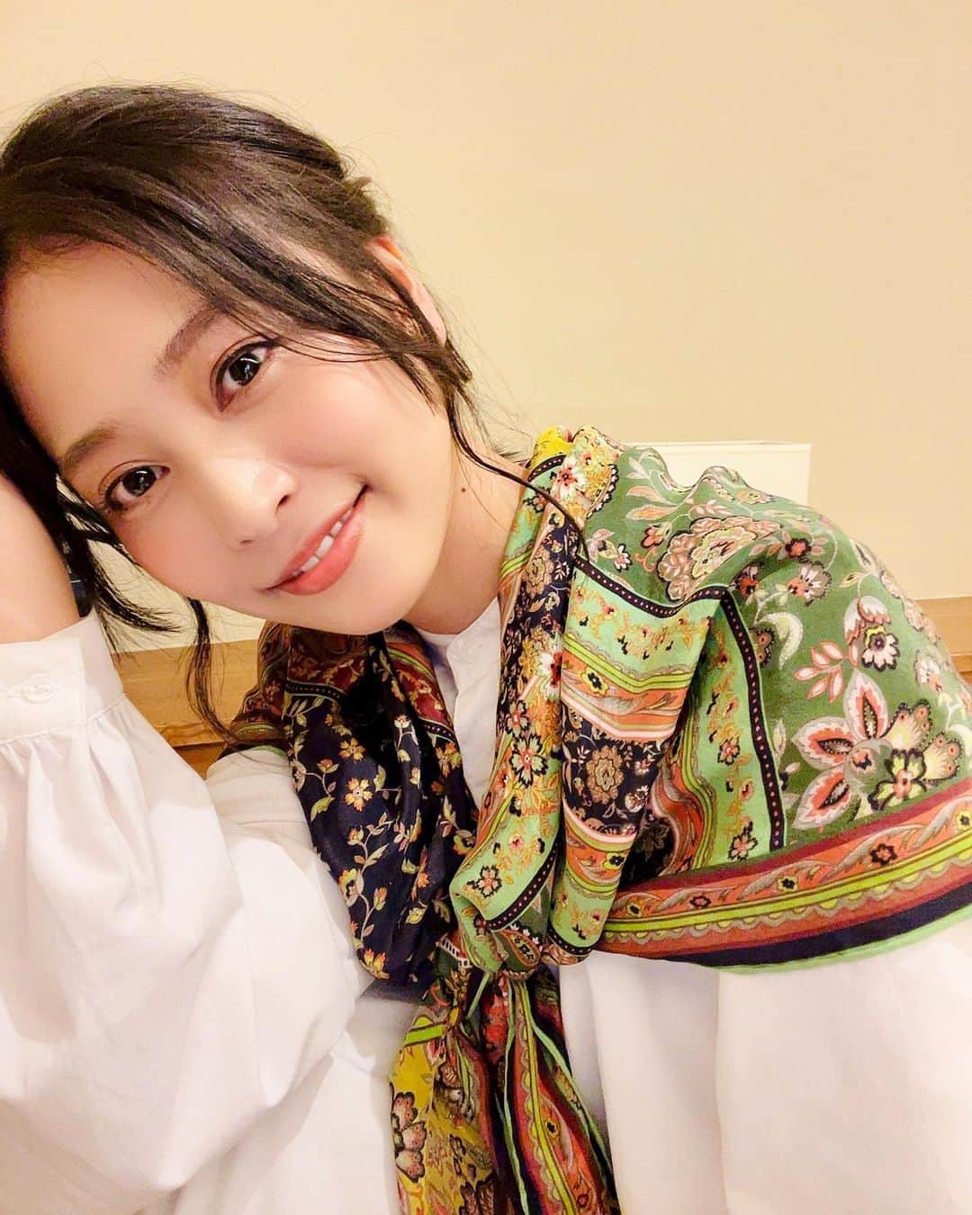 前田友香のインスタグラム：「素敵な髪型してもろた✨ ありがとうございました！  そして上品さが出る @macool.japan さんのスカーフ❤️  #hairmake #ヘアアレンジ」