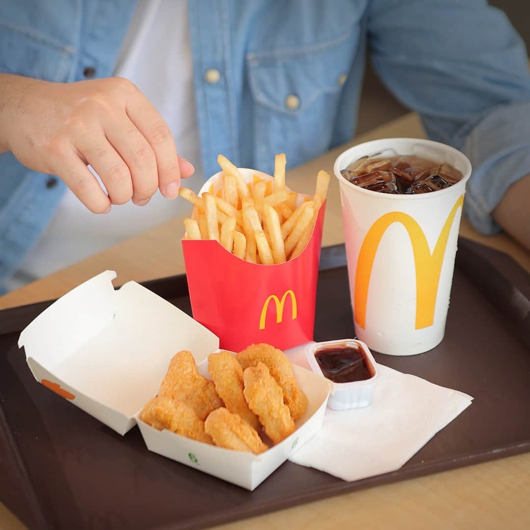 McDonald's Philippinesのインスタグラム：「inner peace o 6 piece? ems 🙃  Get both when you order the McNuggets Medium Meal via McDelivery, Drive-thru, or Take Out.」