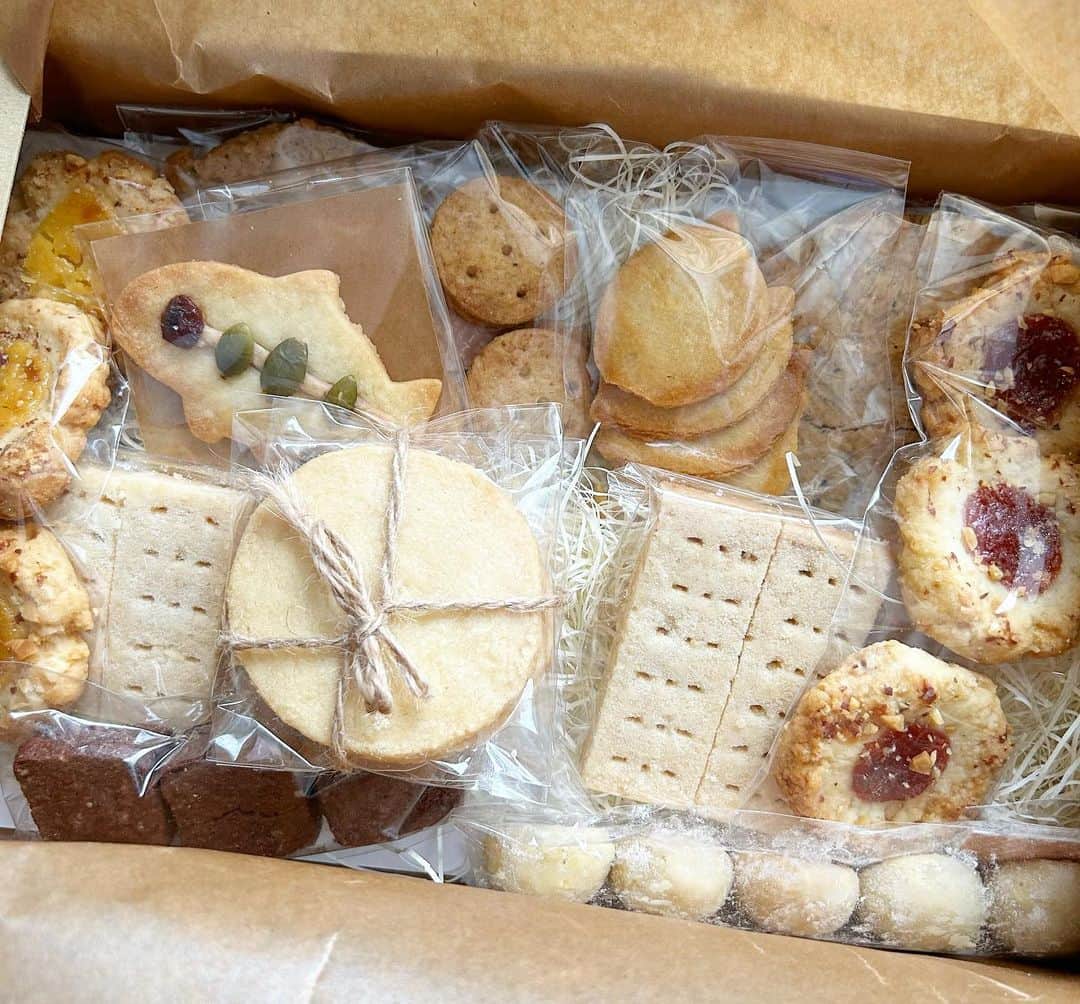 高橋里奈のインスタグラム：「りりさんの作るお菓子 「15島BAKEHOUSE」が北海道から届きました。  口に運んだ途端、小麦の良い香りと素朴で自然の恵 いっぱいの優しい味に心も癒されます。 私はこのお菓子に出会えて幸せ。 @15isl_bakehouse   美味しい焼き菓子を教えてくれた @taka_stroller.pr ありがとう。」