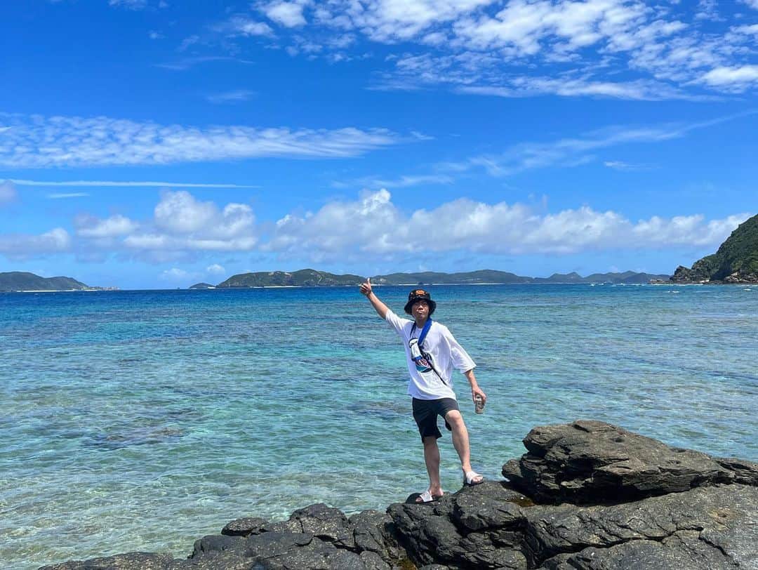 DUTTCHさんのインスタグラム写真 - (DUTTCHInstagram)「@kojima_takehiro と男旅してきました🤘  場所は、俺の大好きな渡嘉敷島へ🏝️  今回も 良く遊び‼️良く食べ‼️良く呑みました‼️  この島には、人を幸せにする不思議な力があるような🫶  島のみなさまのいつも全力なおもてなしに 感謝。  また11月の音だちで‼️  #渡嘉敷島 #男旅 #音もだち」7月3日 12時39分 - uzmkduttch