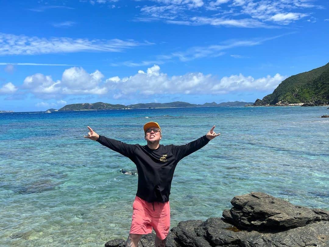 DUTTCHさんのインスタグラム写真 - (DUTTCHInstagram)「@kojima_takehiro と男旅してきました🤘  場所は、俺の大好きな渡嘉敷島へ🏝️  今回も 良く遊び‼️良く食べ‼️良く呑みました‼️  この島には、人を幸せにする不思議な力があるような🫶  島のみなさまのいつも全力なおもてなしに 感謝。  また11月の音だちで‼️  #渡嘉敷島 #男旅 #音もだち」7月3日 12時39分 - uzmkduttch