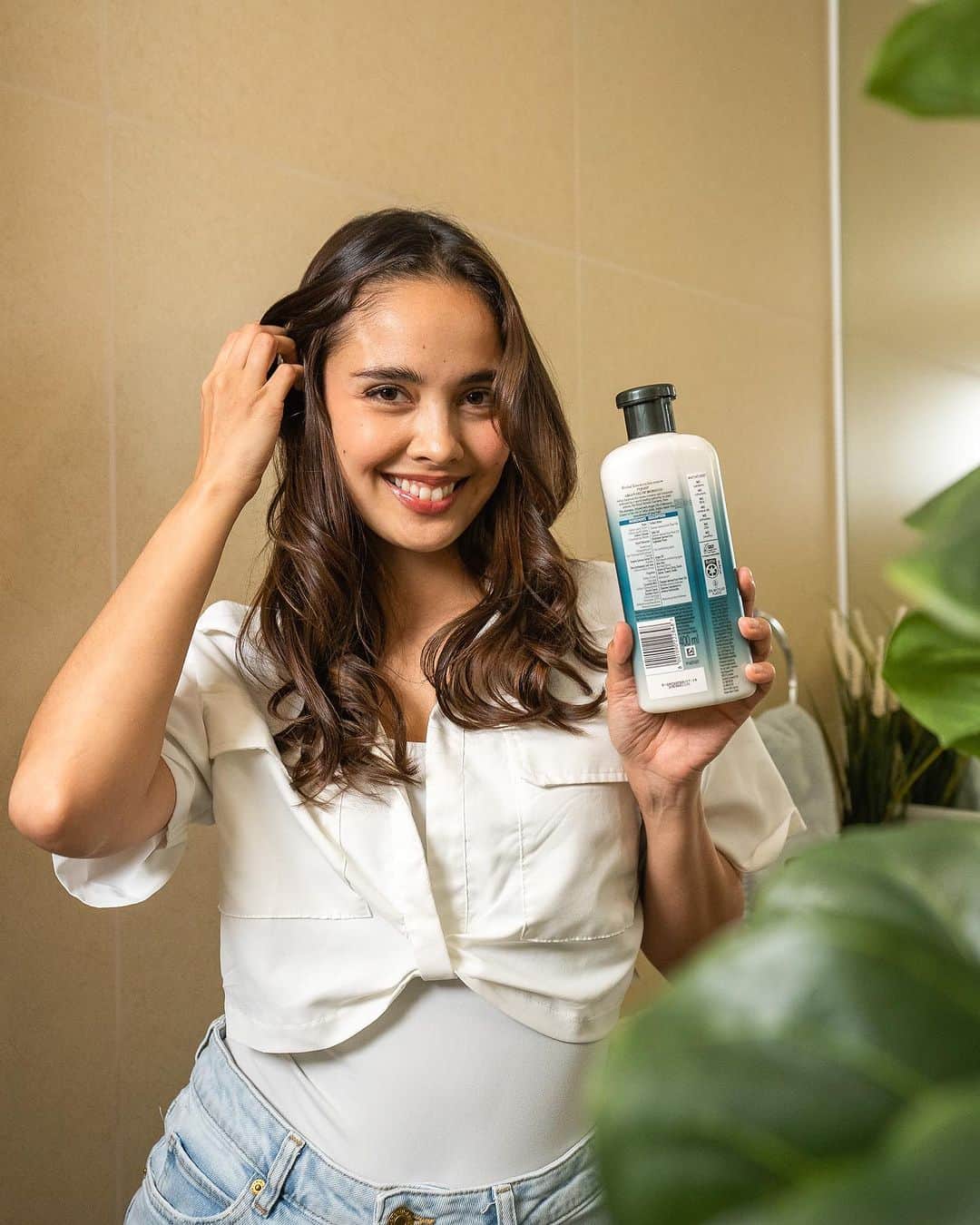 ミーガン・ヤングのインスタグラム：「Hellooooo summer! ☀️Wanna know my secret to keeping my hair healthy-looking? I choose the right shampoo by checking the bottle labels! That's why I've been using only @herbalessencesph for years because I know exactly what goes into every bottle through its naturally sourced ingredients. With regular use, see for yourself and switch to Herbal Essences so you can #FeelWhatsReal🍃 #Ad #Sponsored」