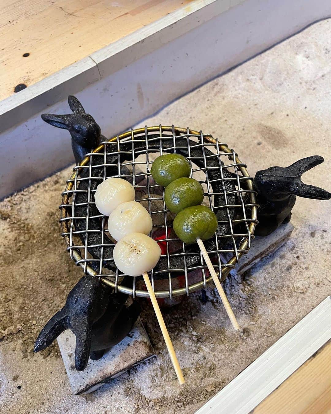小川理子さんのインスタグラム写真 - (小川理子Instagram)「京都•祇園「囲炉裏茶屋ななころびやおき 祇園八坂店」🍡 お団子を自分で焼きながら食べれるスタイルが楽しい体験型カフェなの🤤  私はカウンター席で 『ななころびやおきセット』🍡 【石焼京だんご】 石鍋に白玉だんご。熱々の餡がすごい！餡はみたらしや、白あん宇治抹茶など6種類から選べて、私は黒ごま豆乳♡  【囲炉裏焼き】 お団子・京都らしい生麩・お揚げ・生八つ橋を目の前の囲炉裏で焼けるの！餡や、きな粉をかけてアレンジして食べたよ♡お揚げが、甘いものの中でアクセントになってた‼︎  【日本茶】 6種類の茶葉から1種類を選ぶスタイルで、試験管の中にある茶葉でお気に入りを急須へ🫖 宇治やぶきた、京番茶など京都感が 嬉しい☺️  あー、楽しかったしおいしかった♡ 八坂神社⛩️近くで、雰囲気含めて楽しんだ！ 2人のセットや、店内はテーブル席もあるから皆んなでも楽しめるよ✨  PR 囲炉裏茶屋ななころびやおき 祇園八坂店  @nanakorobiyaoki.gionyasaka  #囲炉裏茶屋ななころびやおき祇園八坂店 #京都カフェ #祇園カフェ #京都和カフェ #京都だんご #生麩 #京都グルメ #祇園グルメ #焼き団子 #お団子🍡 #京都スイーツ #京都カフェ巡り #kyotocafe」7月3日 12時50分 - ogawariko11