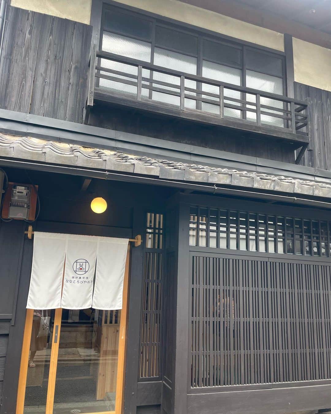 小川理子さんのインスタグラム写真 - (小川理子Instagram)「京都•祇園「囲炉裏茶屋ななころびやおき 祇園八坂店」🍡 お団子を自分で焼きながら食べれるスタイルが楽しい体験型カフェなの🤤  私はカウンター席で 『ななころびやおきセット』🍡 【石焼京だんご】 石鍋に白玉だんご。熱々の餡がすごい！餡はみたらしや、白あん宇治抹茶など6種類から選べて、私は黒ごま豆乳♡  【囲炉裏焼き】 お団子・京都らしい生麩・お揚げ・生八つ橋を目の前の囲炉裏で焼けるの！餡や、きな粉をかけてアレンジして食べたよ♡お揚げが、甘いものの中でアクセントになってた‼︎  【日本茶】 6種類の茶葉から1種類を選ぶスタイルで、試験管の中にある茶葉でお気に入りを急須へ🫖 宇治やぶきた、京番茶など京都感が 嬉しい☺️  あー、楽しかったしおいしかった♡ 八坂神社⛩️近くで、雰囲気含めて楽しんだ！ 2人のセットや、店内はテーブル席もあるから皆んなでも楽しめるよ✨  PR 囲炉裏茶屋ななころびやおき 祇園八坂店  @nanakorobiyaoki.gionyasaka  #囲炉裏茶屋ななころびやおき祇園八坂店 #京都カフェ #祇園カフェ #京都和カフェ #京都だんご #生麩 #京都グルメ #祇園グルメ #焼き団子 #お団子🍡 #京都スイーツ #京都カフェ巡り #kyotocafe」7月3日 12時50分 - ogawariko11