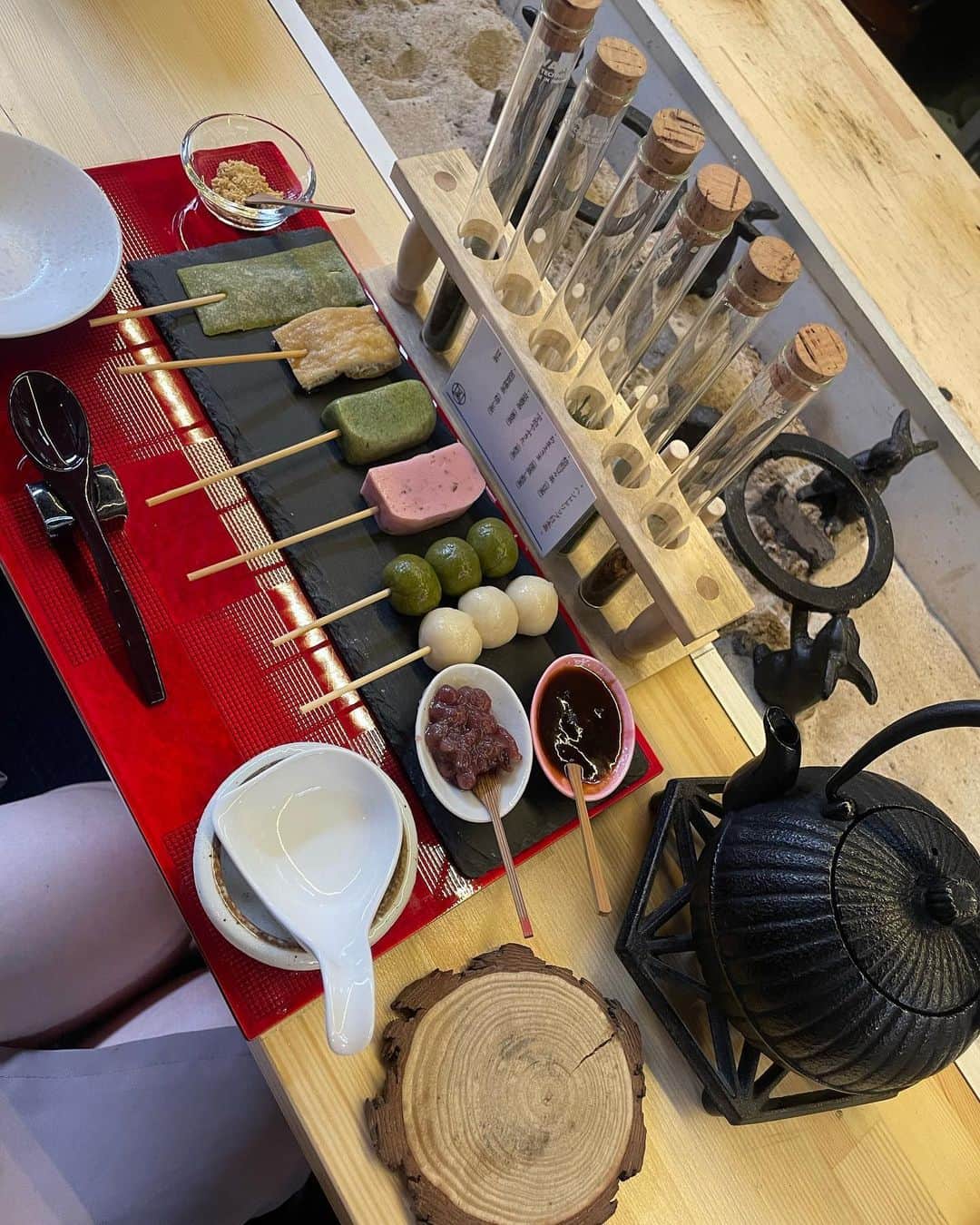 小川理子さんのインスタグラム写真 - (小川理子Instagram)「京都•祇園「囲炉裏茶屋ななころびやおき 祇園八坂店」🍡 お団子を自分で焼きながら食べれるスタイルが楽しい体験型カフェなの🤤  私はカウンター席で 『ななころびやおきセット』🍡 【石焼京だんご】 石鍋に白玉だんご。熱々の餡がすごい！餡はみたらしや、白あん宇治抹茶など6種類から選べて、私は黒ごま豆乳♡  【囲炉裏焼き】 お団子・京都らしい生麩・お揚げ・生八つ橋を目の前の囲炉裏で焼けるの！餡や、きな粉をかけてアレンジして食べたよ♡お揚げが、甘いものの中でアクセントになってた‼︎  【日本茶】 6種類の茶葉から1種類を選ぶスタイルで、試験管の中にある茶葉でお気に入りを急須へ🫖 宇治やぶきた、京番茶など京都感が 嬉しい☺️  あー、楽しかったしおいしかった♡ 八坂神社⛩️近くで、雰囲気含めて楽しんだ！ 2人のセットや、店内はテーブル席もあるから皆んなでも楽しめるよ✨  PR 囲炉裏茶屋ななころびやおき 祇園八坂店  @nanakorobiyaoki.gionyasaka  #囲炉裏茶屋ななころびやおき祇園八坂店 #京都カフェ #祇園カフェ #京都和カフェ #京都だんご #生麩 #京都グルメ #祇園グルメ #焼き団子 #お団子🍡 #京都スイーツ #京都カフェ巡り #kyotocafe」7月3日 12時50分 - ogawariko11