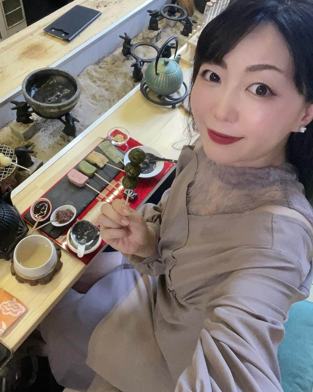 小川理子さんのインスタグラム写真 - (小川理子Instagram)「京都•祇園「囲炉裏茶屋ななころびやおき 祇園八坂店」🍡 お団子を自分で焼きながら食べれるスタイルが楽しい体験型カフェなの🤤  私はカウンター席で 『ななころびやおきセット』🍡 【石焼京だんご】 石鍋に白玉だんご。熱々の餡がすごい！餡はみたらしや、白あん宇治抹茶など6種類から選べて、私は黒ごま豆乳♡  【囲炉裏焼き】 お団子・京都らしい生麩・お揚げ・生八つ橋を目の前の囲炉裏で焼けるの！餡や、きな粉をかけてアレンジして食べたよ♡お揚げが、甘いものの中でアクセントになってた‼︎  【日本茶】 6種類の茶葉から1種類を選ぶスタイルで、試験管の中にある茶葉でお気に入りを急須へ🫖 宇治やぶきた、京番茶など京都感が 嬉しい☺️  あー、楽しかったしおいしかった♡ 八坂神社⛩️近くで、雰囲気含めて楽しんだ！ 2人のセットや、店内はテーブル席もあるから皆んなでも楽しめるよ✨  PR 囲炉裏茶屋ななころびやおき 祇園八坂店  @nanakorobiyaoki.gionyasaka  #囲炉裏茶屋ななころびやおき祇園八坂店 #京都カフェ #祇園カフェ #京都和カフェ #京都だんご #生麩 #京都グルメ #祇園グルメ #焼き団子 #お団子🍡 #京都スイーツ #京都カフェ巡り #kyotocafe」7月3日 12時50分 - ogawariko11