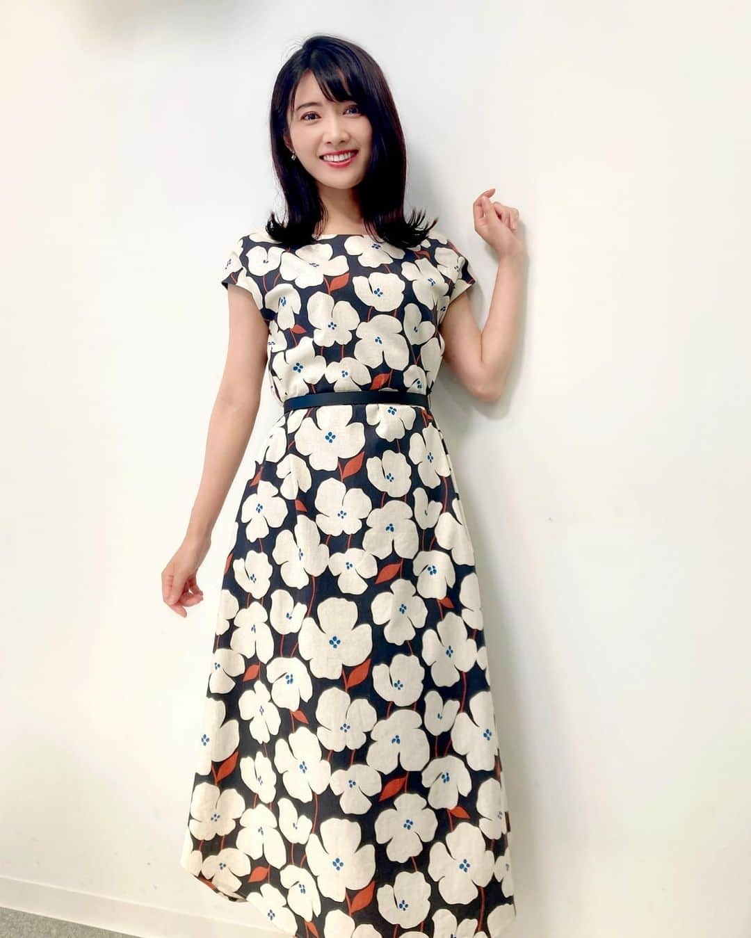 久保井朝美さんのインスタグラム写真 - (久保井朝美Instagram)「👗 色々ポーズとってみた🤗  ポーズを変える間って 抜けた顔していますね😦😦  涼しげな花柄ワンピース💐 素敵でした🫶  #夏ワンピ #ノースリーブワンピース #ノースリーブコーデ #花柄ワンピースコーデ #大花柄 #久保井朝美 #気象予報士 #防災士 #講演会講師 #アナウンサー衣装 #ワンピースコーディネート #外ハネアレンジ #外ハネヘア #外はねミディ」7月3日 12時55分 - asami_k920