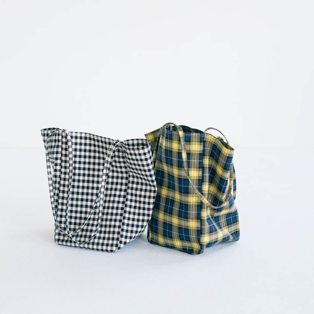 北欧、暮らしの道具店さんのインスタグラム写真 - (北欧、暮らしの道具店Instagram)「当店だけのオリジナルチェック柄！ 大人が持ちたい「布トート」  - - - - - - - - - - - - - - - - -   今回ご紹介するのは、 モルミルスのチェック柄の布トート。  「チェック柄の布トート」というと かわいいけれど少しカジュアルすぎかな？ と気になってしまいますよね。  でも、このアイテムは気楽に持てるのに ちゃんとおしゃれ感もある 大人が持ちたいバッグなんです。  その秘密は甘すぎないチェック柄。 どこかトラッドな雰囲気のテキスタイルが 柄物でも子どもっぽく見せません。  柄は「ギンガム」と「タータン」の2種類。 どちらも当店だけの別注デザインです。  モノトーンの「ギンガム」は 愛らしくも大人っぽい雰囲気。 細かい格子のおかげで甘すぎず、 幅広いコーデに合わせやすい柄です。  イエローの効いた「タータン」は コーデの主役になってくれます。 ベーシックな色の服に合わせやすく いつもの装いがぐっとおしゃれに。  上品さを感じる華奢な見た目ですが、 縫製や加工がしっかりとしているので 丈夫さは申し分なしです。  大きすぎずないサイズ感なのに A4サイズが入るほど容量はたっぷり。  内側に大きめのポケットもあるので 荷物をたくさん詰めても きれいに収納できる優れものです。  このトートバッグをお供に いつもよりちょっぴり心の弾む お出かけをしてみませんか？  . ーーー 掲載のアイテムはこちら▼ ーーー . ☑︎MORMYRUS / モルミルス / チェック柄トートバッグ（ギンガム/タータン） . ▶︎ プロフィールのリンクから、お値段・サイズなど詳しい情報をご覧いただけますよ。→@hokuoh_kurashi . #MORMYRUS#モルミルス#チェック柄#トートバッグ#ギンガム#タータン #fashion#coordinate#ファッション#コーデ#夏コーデ #コーディネート#シンプルコーデ#今日のコーデ #お買い物#お買いもの#シンプル#シンプルライフ #シンプルデザイン#暮らしを楽しむ#日々の暮らし #北欧#暮らし#北欧暮らしの道具店」7月3日 13時00分 - hokuoh_kurashi