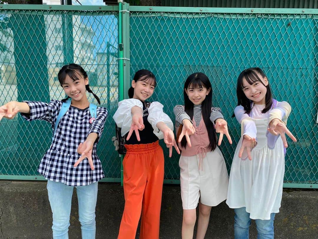 クライムファミリーさんのインスタグラム写真 - (クライムファミリーInstagram)「#もうパパ クランクアップ💐🤍  👧🏻雪穂：#梨里花   学校のお友達と仲良く一緒にクランクアップでした！ みんなで仲良くギャルピース✌🏻✌🏻  「#もう一度パパと呼ばれる日 」 ▼第1話、最終話はTVerで配信中🖍 https://tver.jp/series/srnpr6esaj  #フジテレビ #須藤莉子 #愛菜 #由依 #新ドラマ #ドラマ #深夜ドラマ」7月3日 13時00分 - tue_action_fujitv