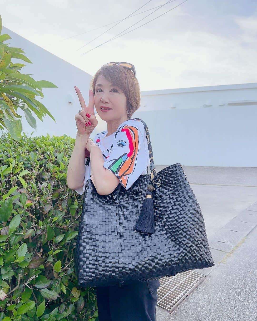 奈美悦子さんのインスタグラム写真 - (奈美悦子Instagram)「最近はこのバッグがお気に入り！軽くて使いやすい、仕事もプライベートも。  @alonalonbalibag @milkmint39  #バリニーズバッグ #パサールバッグ #バリ島 #ハンドメイドバッグ」7月3日 13時03分 - nami.etsuko