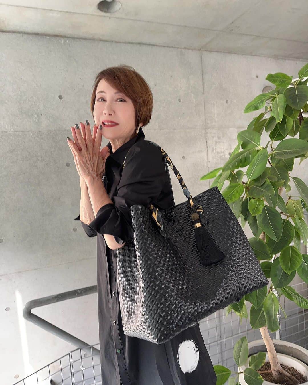 奈美悦子のインスタグラム：「最近はこのバッグがお気に入り！軽くて使いやすい、仕事もプライベートも。  @alonalonbalibag @milkmint39  #バリニーズバッグ #パサールバッグ #バリ島 #ハンドメイドバッグ」